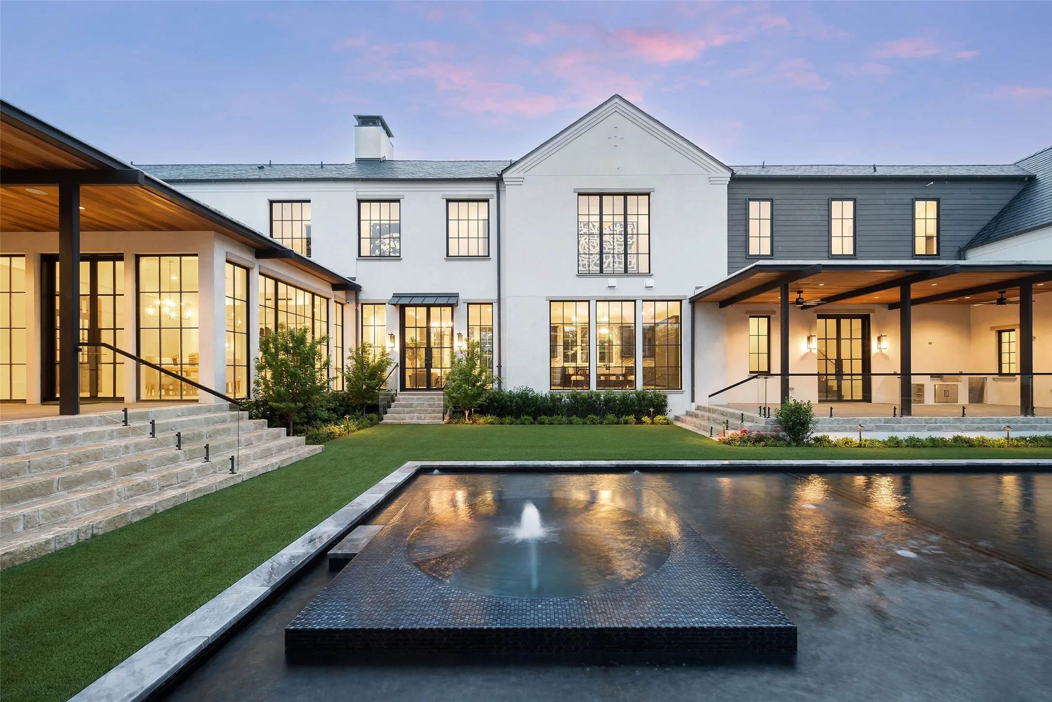 Infinity edge pool & spa with view of outdoor kitchen