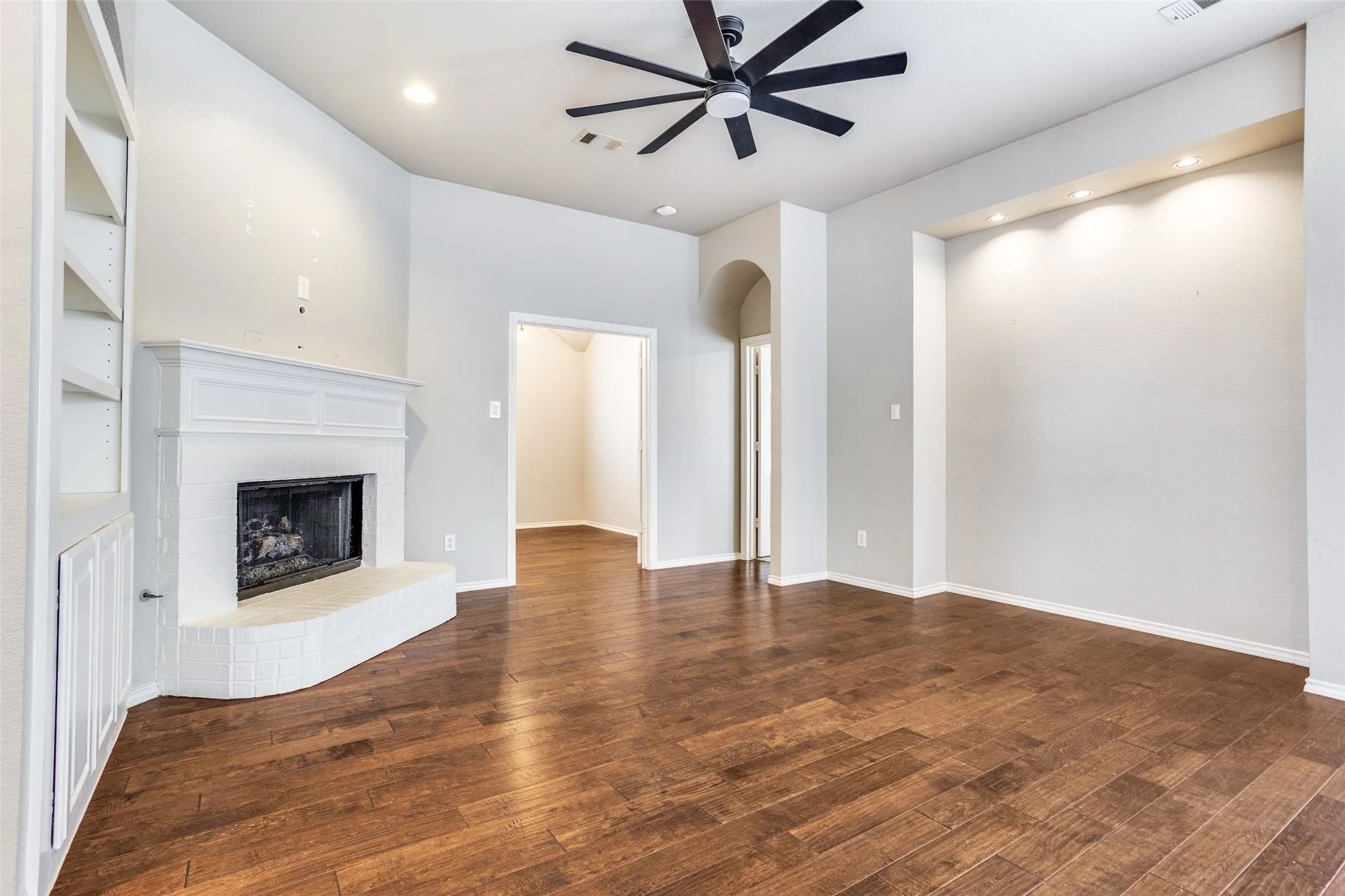 Single Family Residence For Sale in Denton County , 9362 Homestead Lane, Frisco, Texas 75033, 3 Bedroom, 2 Bathroom, 2 Garage spaces, 2,076 Sqft, built in 1998, Preowned, Price $420,000, mls#21196633, Real Estate Agent in Frisco, Homes For Sale in Denton county, Homes For Sale in Frisco, Realtor in Frisco Texas, Real Estate Brokerage Independent Realty Texas, Luminita Cordes Realtor