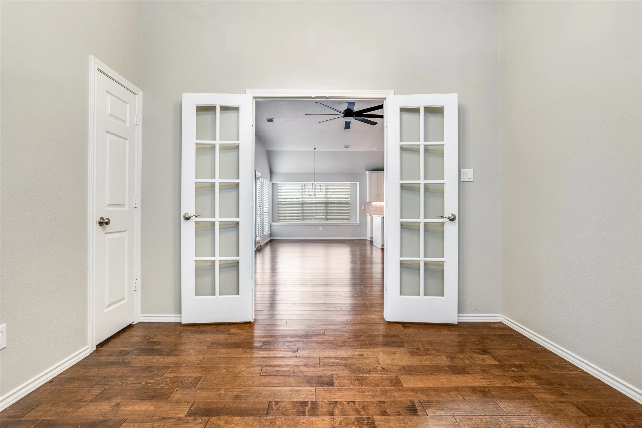 Single Family Residence For Sale in Denton County , 9362 Homestead Lane, Frisco, Texas 75033, 3 Bedroom, 2 Bathroom, 2 Garage spaces, 2,076 Sqft, built in 1998, Preowned, Price $420,000, mls#21196633, Real Estate Agent in Frisco, Homes For Sale in Denton county, Homes For Sale in Frisco, Realtor in Frisco Texas, Real Estate Brokerage Independent Realty Texas, Luminita Cordes Realtor