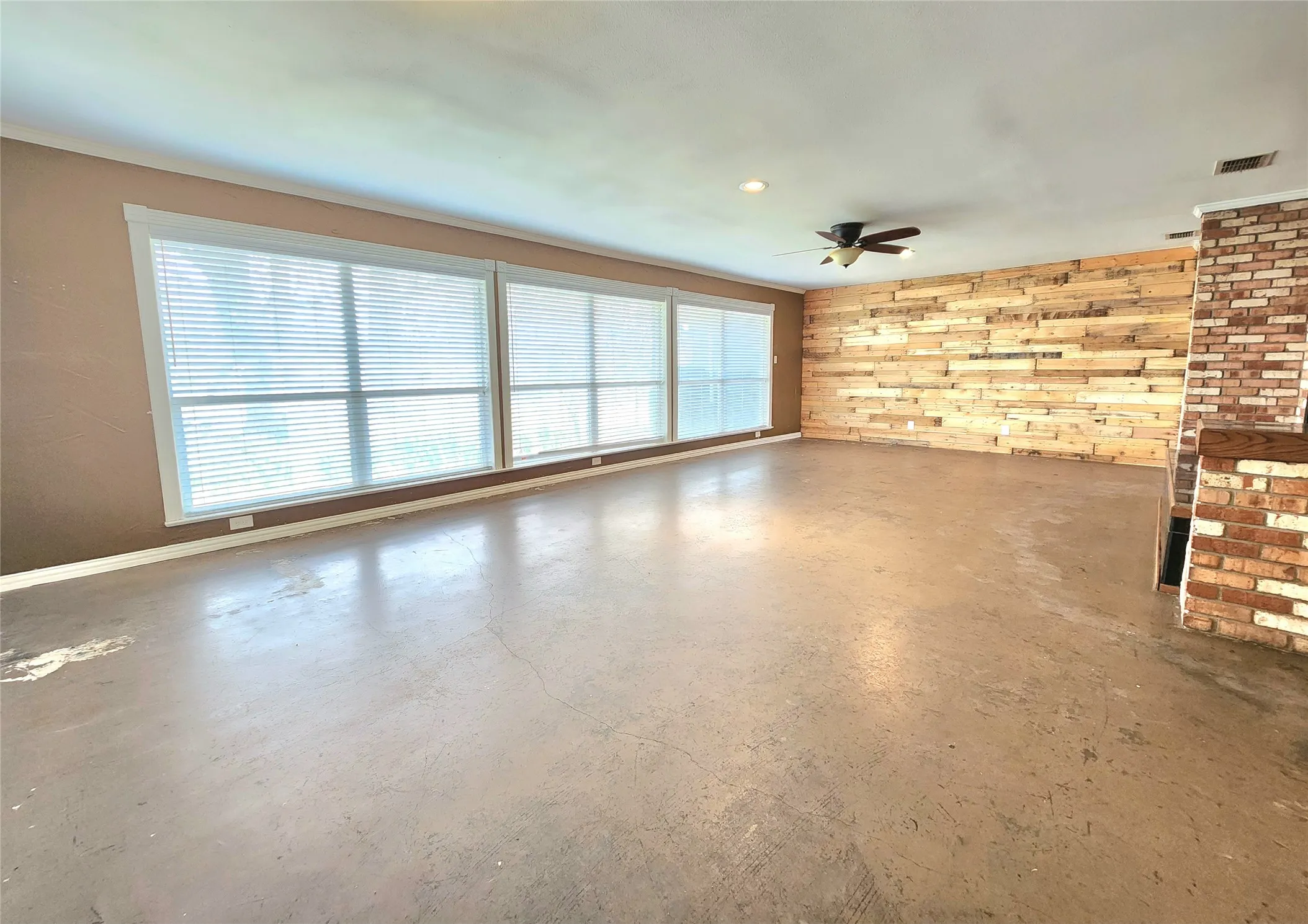 Single Family Residence For Sale in Parker County , 204 Ranch House Road, Willow Park, Texas 76087, 3 Bedroom, 2 Bathroom, 4 Garage spaces, 1,728 Sqft, built in 1959, mls#21202686, Real Estate Agent in Willow Park, Homes For Sale in Parker county, Homes For Sale in Willow Park, Realtor in Willow Park Texas, Real Estate Brokerage Independent Realty Texas, Luminita Cordes Realtor