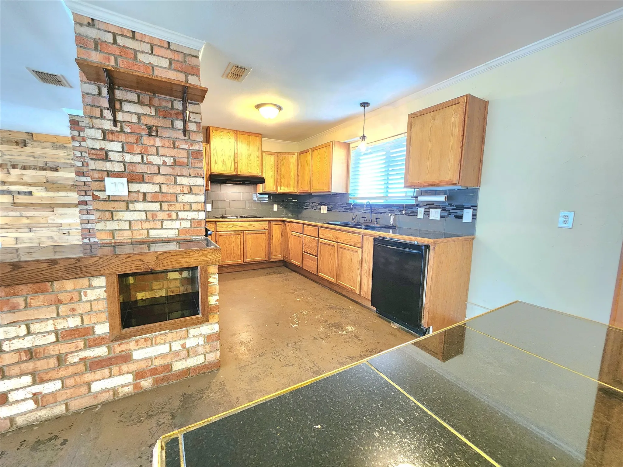 Single Family Residence For Sale in Parker County , 204 Ranch House Road, Willow Park, Texas 76087, 3 Bedroom, 2 Bathroom, 4 Garage spaces, 1,728 Sqft, built in 1959, mls#21202686, Real Estate Agent in Willow Park, Homes For Sale in Parker county, Homes For Sale in Willow Park, Realtor in Willow Park Texas, Real Estate Brokerage Independent Realty Texas, Luminita Cordes Realtor