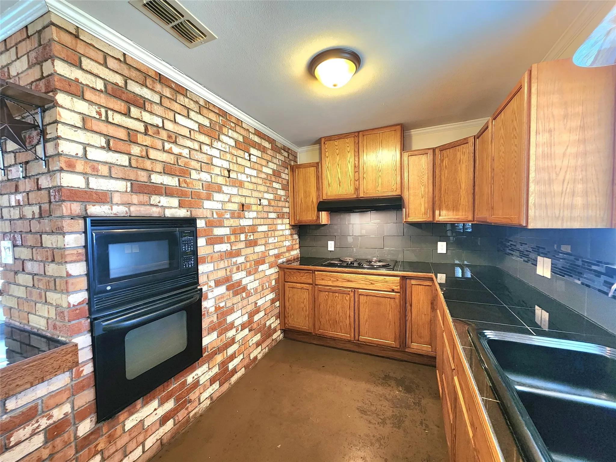 Single Family Residence For Sale in Parker County , 204 Ranch House Road, Willow Park, Texas 76087, 3 Bedroom, 2 Bathroom, 4 Garage spaces, 1,728 Sqft, built in 1959, mls#21202686, Real Estate Agent in Willow Park, Homes For Sale in Parker county, Homes For Sale in Willow Park, Realtor in Willow Park Texas, Real Estate Brokerage Independent Realty Texas, Luminita Cordes Realtor