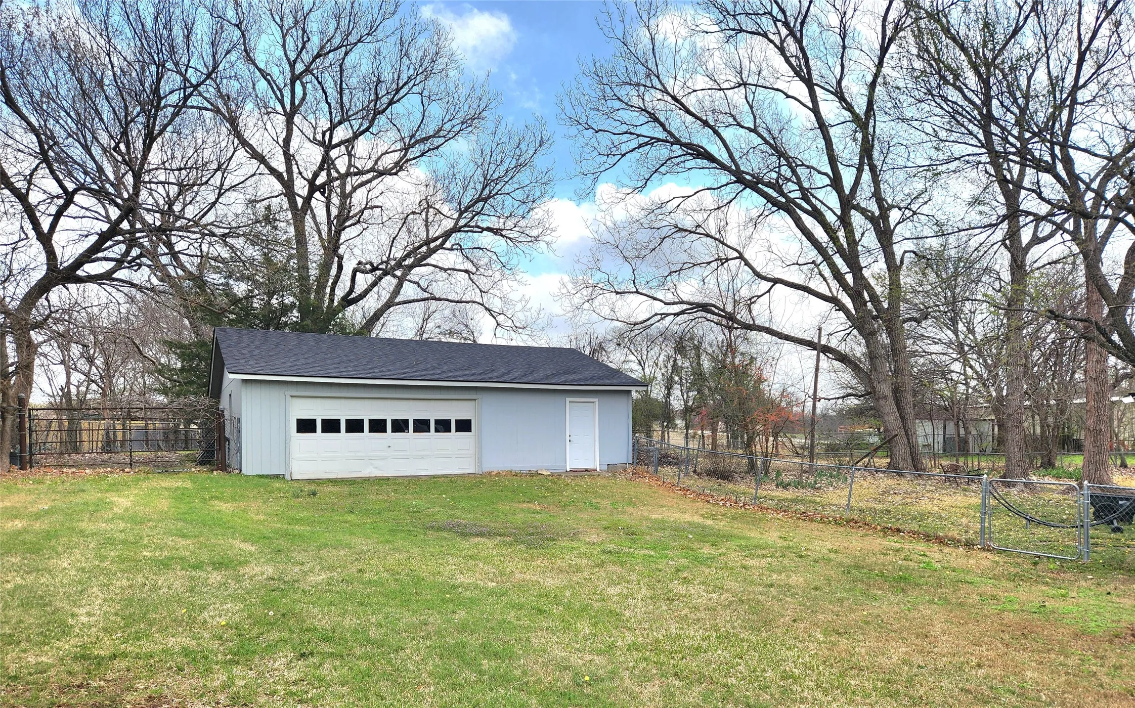 Single Family Residence For Sale in Parker County , 204 Ranch House Road, Willow Park, Texas 76087, 3 Bedroom, 2 Bathroom, 4 Garage spaces, 1,728 Sqft, built in 1959, mls#21202686, Real Estate Agent in Willow Park, Homes For Sale in Parker county, Homes For Sale in Willow Park, Realtor in Willow Park Texas, Real Estate Brokerage Independent Realty Texas, Luminita Cordes Realtor