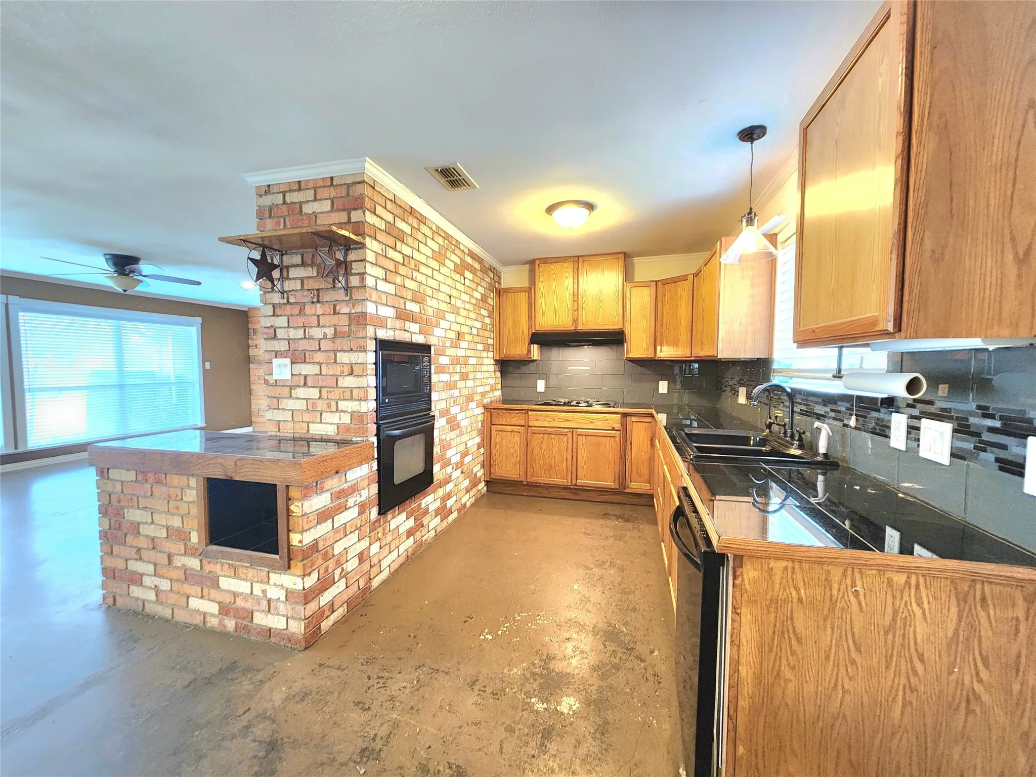 Single Family Residence For Sale in Parker County , 204 Ranch House Road, Willow Park, Texas 76087, 3 Bedroom, 2 Bathroom, 4 Garage spaces, 1,728 Sqft, built in 1959, mls#21202686, Real Estate Agent in Willow Park, Homes For Sale in Parker county, Homes For Sale in Willow Park, Realtor in Willow Park Texas, Real Estate Brokerage Independent Realty Texas, Luminita Cordes Realtor