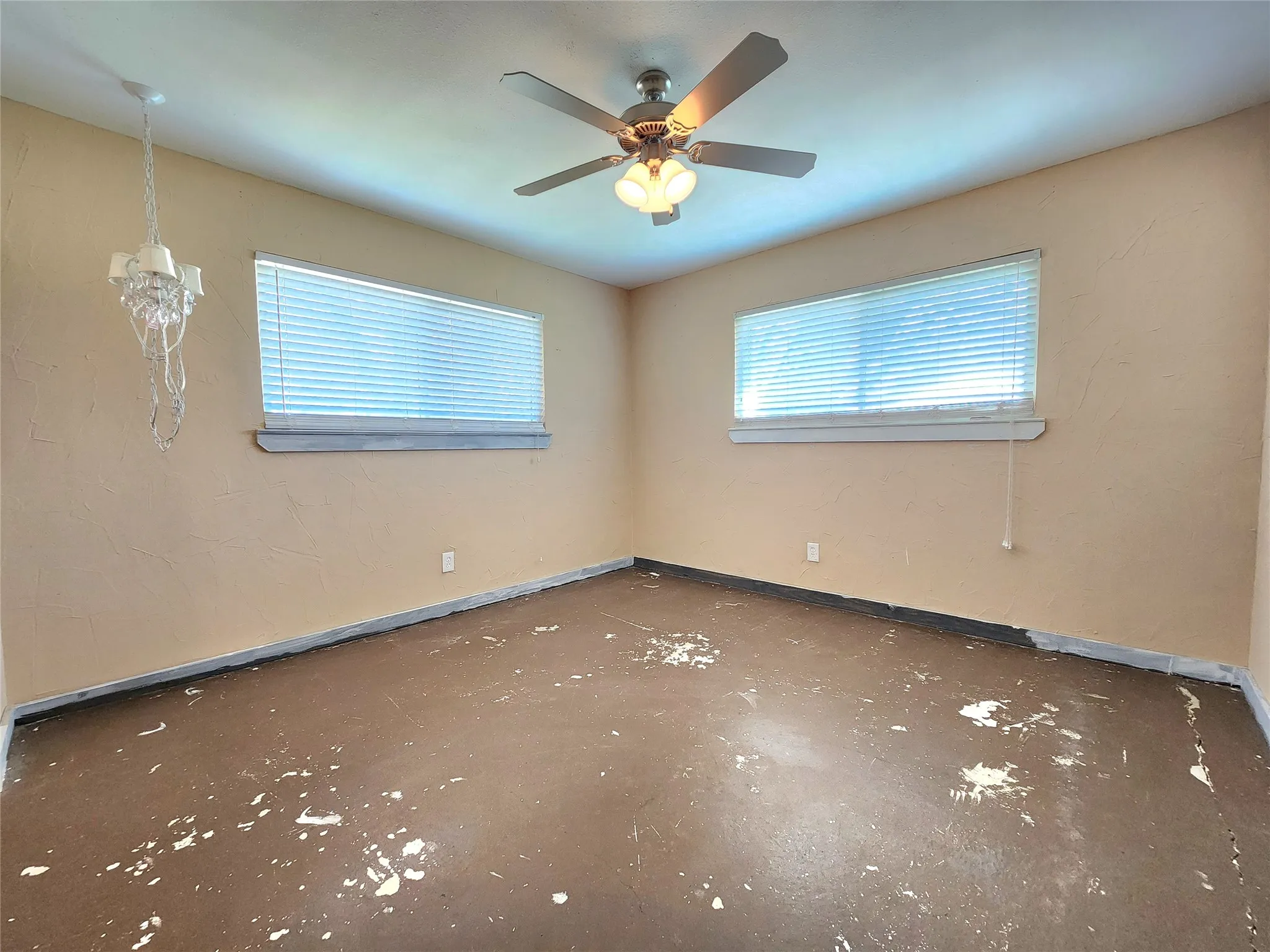 Single Family Residence For Sale in Parker County , 204 Ranch House Road, Willow Park, Texas 76087, 3 Bedroom, 2 Bathroom, 4 Garage spaces, 1,728 Sqft, built in 1959, mls#21202686, Real Estate Agent in Willow Park, Homes For Sale in Parker county, Homes For Sale in Willow Park, Realtor in Willow Park Texas, Real Estate Brokerage Independent Realty Texas, Luminita Cordes Realtor