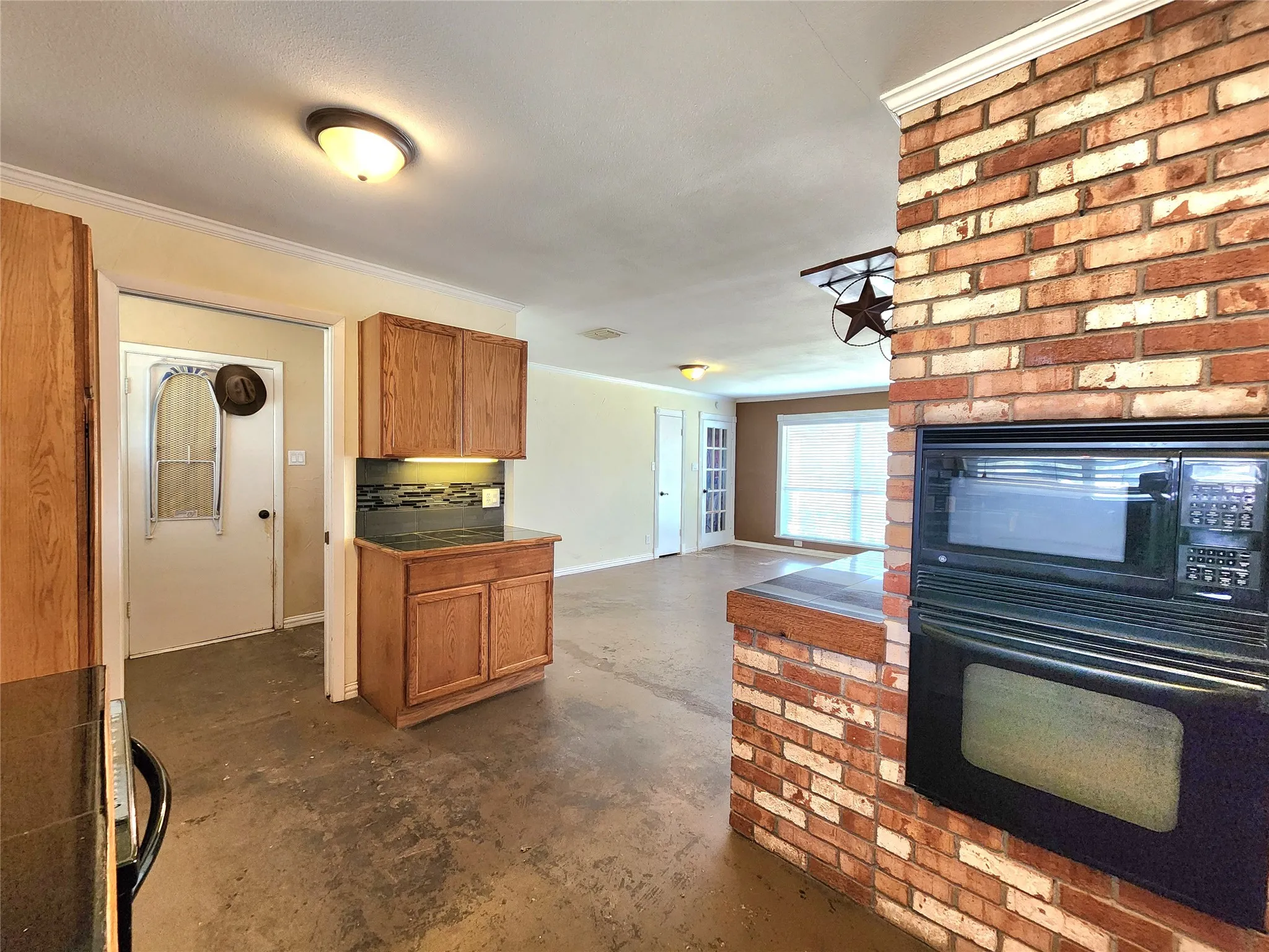 Single Family Residence For Sale in Parker County , 204 Ranch House Road, Willow Park, Texas 76087, 3 Bedroom, 2 Bathroom, 4 Garage spaces, 1,728 Sqft, built in 1959, mls#21202686, Real Estate Agent in Willow Park, Homes For Sale in Parker county, Homes For Sale in Willow Park, Realtor in Willow Park Texas, Real Estate Brokerage Independent Realty Texas, Luminita Cordes Realtor