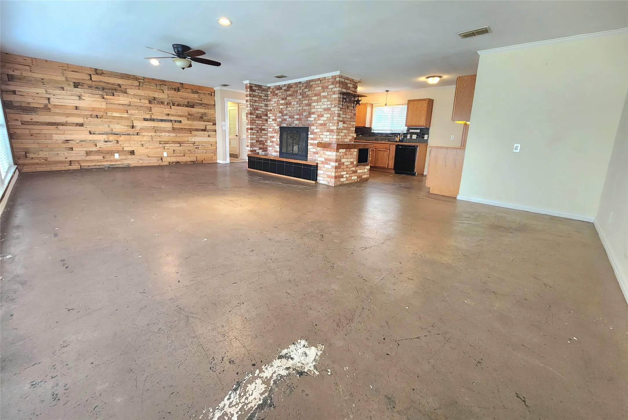 Single Family Residence For Sale in Parker County , 204 Ranch House Road, Willow Park, Texas 76087, 3 Bedroom, 2 Bathroom, 4 Garage spaces, 1,728 Sqft, built in 1959, mls#21202686, Real Estate Agent in Willow Park, Homes For Sale in Parker county, Homes For Sale in Willow Park, Realtor in Willow Park Texas, Real Estate Brokerage Independent Realty Texas, Luminita Cordes Realtor