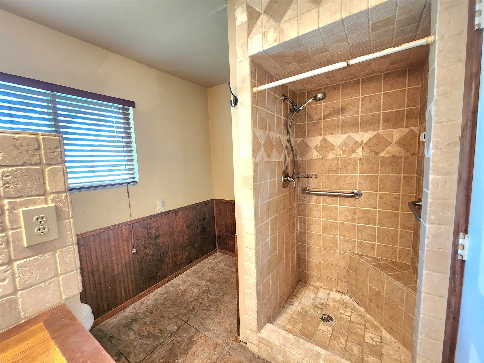 Single Family Residence For Sale in Parker County , 204 Ranch House Road, Willow Park, Texas 76087, 3 Bedroom, 2 Bathroom, 4 Garage spaces, 1,728 Sqft, built in 1959, mls#21202686, Real Estate Agent in Willow Park, Homes For Sale in Parker county, Homes For Sale in Willow Park, Realtor in Willow Park Texas, Real Estate Brokerage Independent Realty Texas, Luminita Cordes Realtor