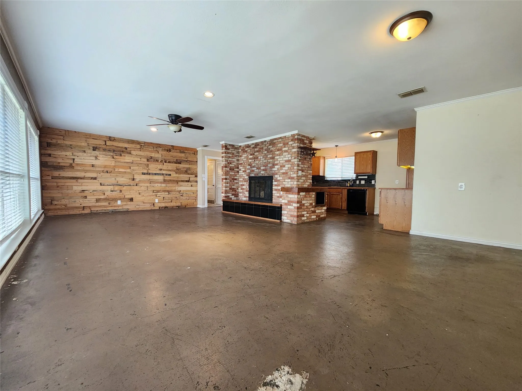Single Family Residence For Sale in Parker County , 204 Ranch House Road, Willow Park, Texas 76087, 3 Bedroom, 2 Bathroom, 4 Garage spaces, 1,728 Sqft, built in 1959, mls#21202686, Real Estate Agent in Willow Park, Homes For Sale in Parker county, Homes For Sale in Willow Park, Realtor in Willow Park Texas, Real Estate Brokerage Independent Realty Texas, Luminita Cordes Realtor