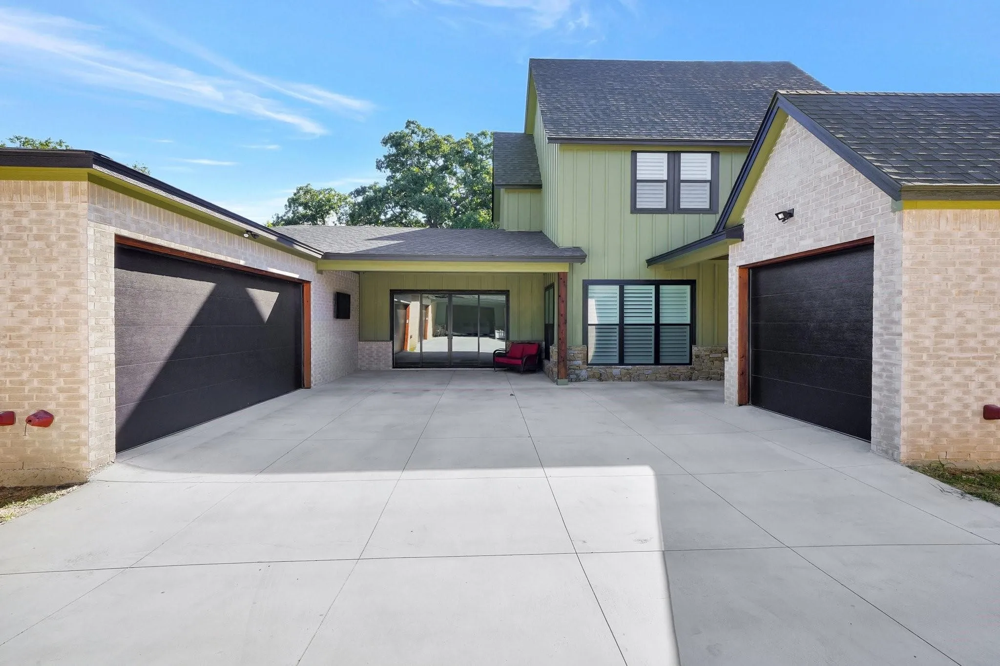 Single Family Residence For Sale in Parker County , 514 W Spring Street, Weatherford, Texas 76086, 3 Bedrooms, 3 Bathrooms, 3 Garage spaces, 3,254 Sqft, built in 2022, Price $679,000, mls#21202771, Real Estate Agent in Weatherford, Homes For Sale in Parker county, Homes For Sale in Weatherford, Realtor in Weatherford Texas, Real Estate Brokerage Independent Realty Texas, Luminita Cordes Realtor
