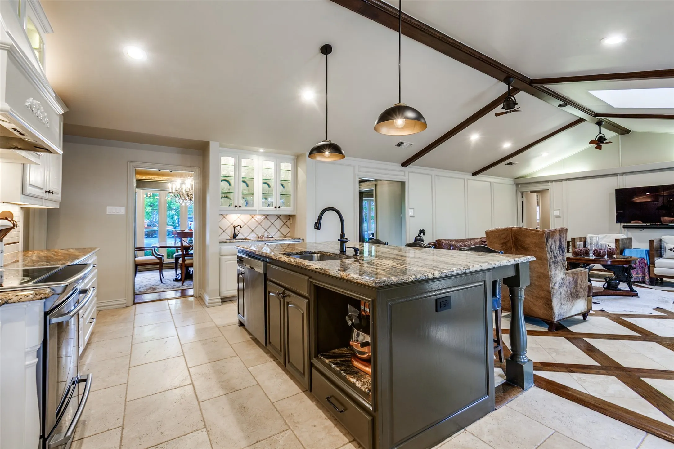 Single Family Residence For Sale in Dallas County , 3708 Jubilee Trail, Dallas, Texas 75229, 4 Bedroom, 4 Bathroom, 2 Garage spaces, 2,982 Sqft, built in 1972, Preowned, mls#21201706, Real Estate Agent in Dallas, Homes For Sale in Dallas county, Homes For Sale in Dallas, Realtor in Dallas Texas, Real Estate Brokerage Independent Realty Texas, Luminita Cordes Realtor