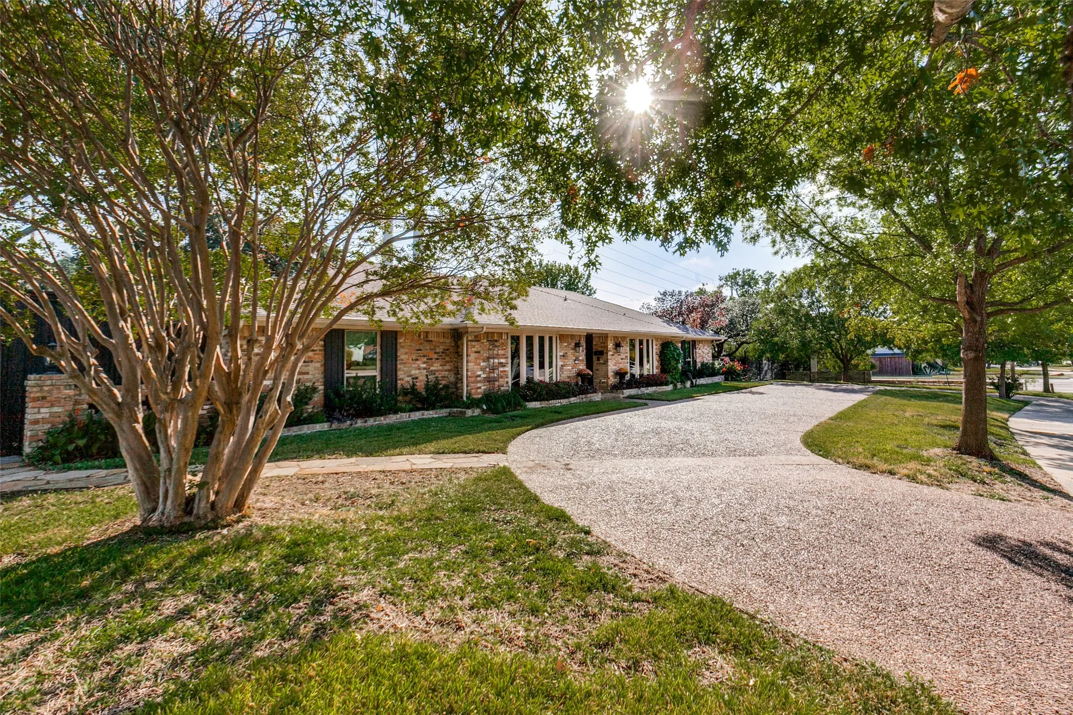Single Family Residence For Sale in Dallas County , 3708 Jubilee Trail, Dallas, Texas 75229, 4 Bedroom, 4 Bathroom, 2 Garage spaces, 2,982 Sqft, built in 1972, Preowned, mls#21201706, Real Estate Agent in Dallas, Homes For Sale in Dallas county, Homes For Sale in Dallas, Realtor in Dallas Texas, Real Estate Brokerage Independent Realty Texas, Luminita Cordes Realtor