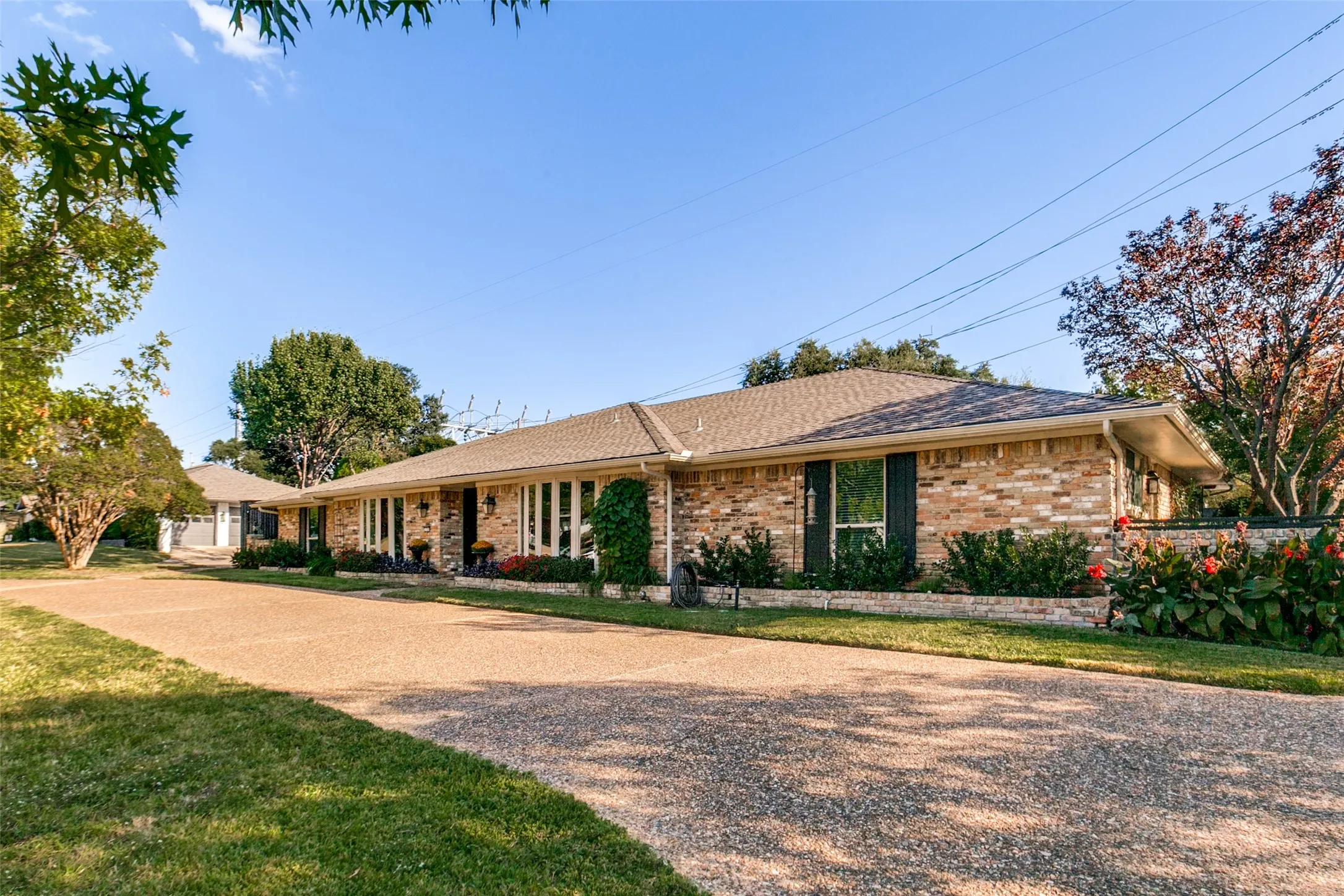 Single Family Residence For Sale in Dallas County , 3708 Jubilee Trail, Dallas, Texas 75229, 4 Bedroom, 4 Bathroom, 2 Garage spaces, 2,982 Sqft, built in 1972, Preowned, mls#21201706, Real Estate Agent in Dallas, Homes For Sale in Dallas county, Homes For Sale in Dallas, Realtor in Dallas Texas, Real Estate Brokerage Independent Realty Texas, Luminita Cordes Realtor
