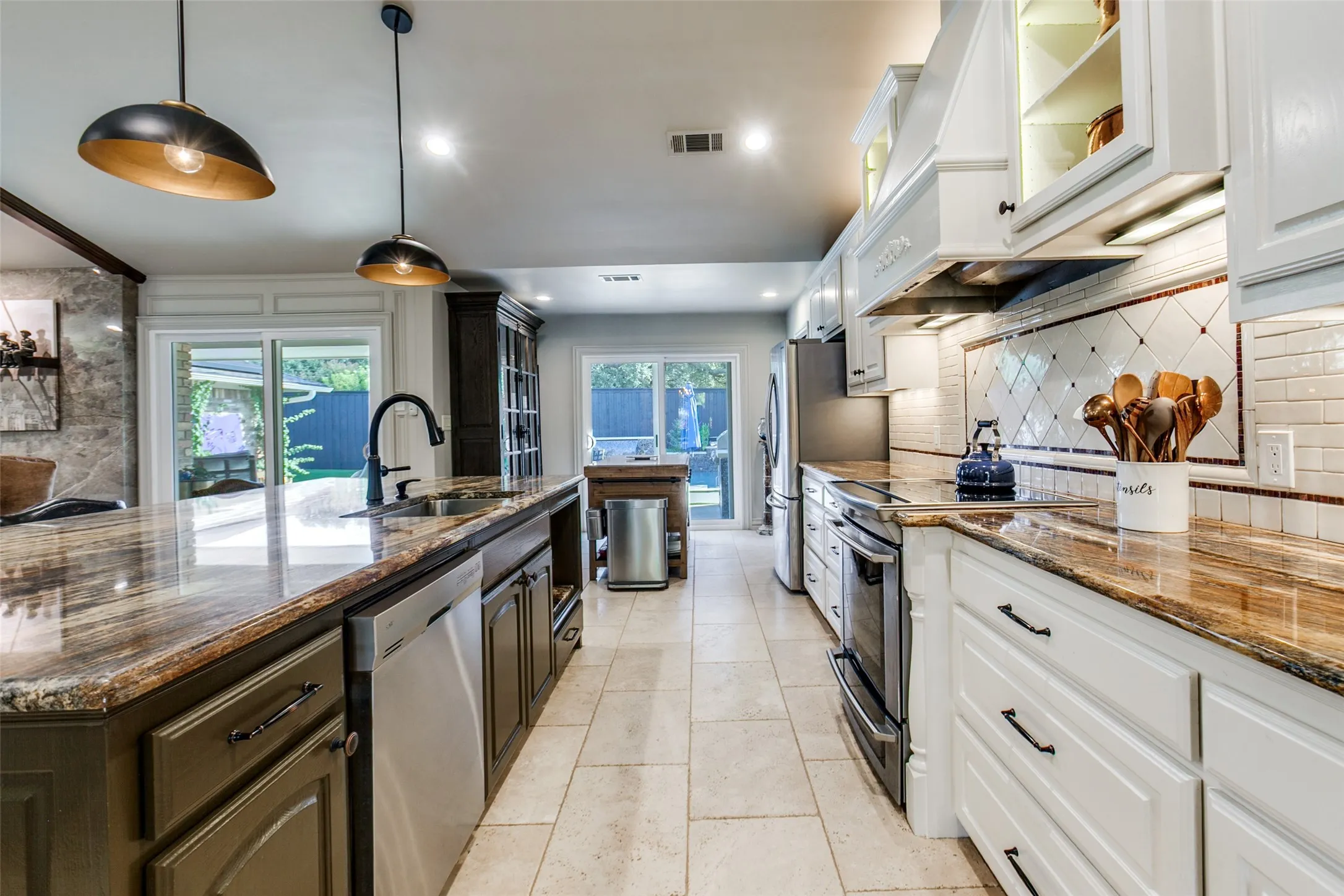 Single Family Residence For Sale in Dallas County , 3708 Jubilee Trail, Dallas, Texas 75229, 4 Bedroom, 4 Bathroom, 2 Garage spaces, 2,982 Sqft, built in 1972, Preowned, mls#21201706, Real Estate Agent in Dallas, Homes For Sale in Dallas county, Homes For Sale in Dallas, Realtor in Dallas Texas, Real Estate Brokerage Independent Realty Texas, Luminita Cordes Realtor