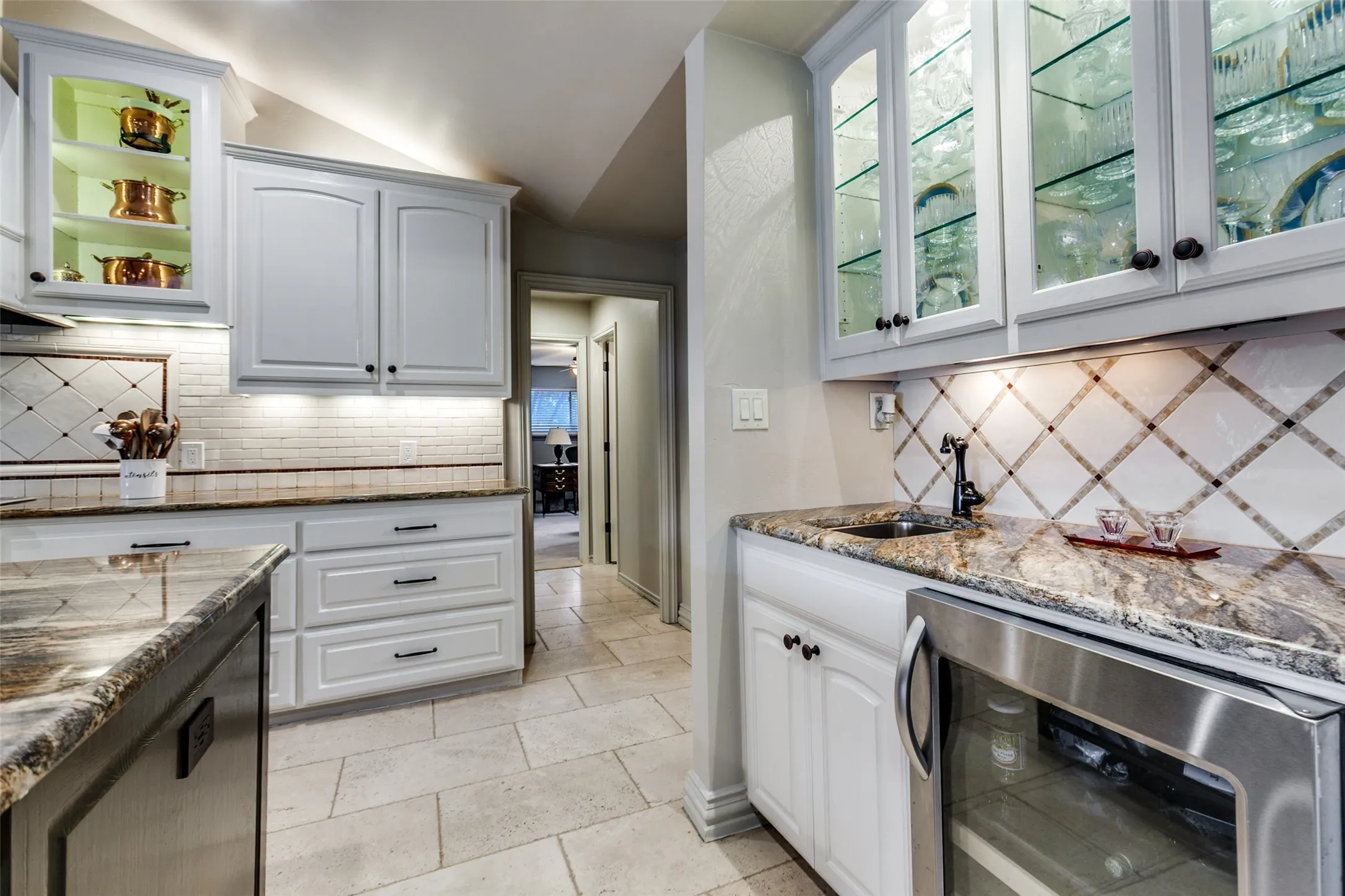 Single Family Residence For Sale in Dallas County , 3708 Jubilee Trail, Dallas, Texas 75229, 4 Bedroom, 4 Bathroom, 2 Garage spaces, 2,982 Sqft, built in 1972, Preowned, mls#21201706, Real Estate Agent in Dallas, Homes For Sale in Dallas county, Homes For Sale in Dallas, Realtor in Dallas Texas, Real Estate Brokerage Independent Realty Texas, Luminita Cordes Realtor