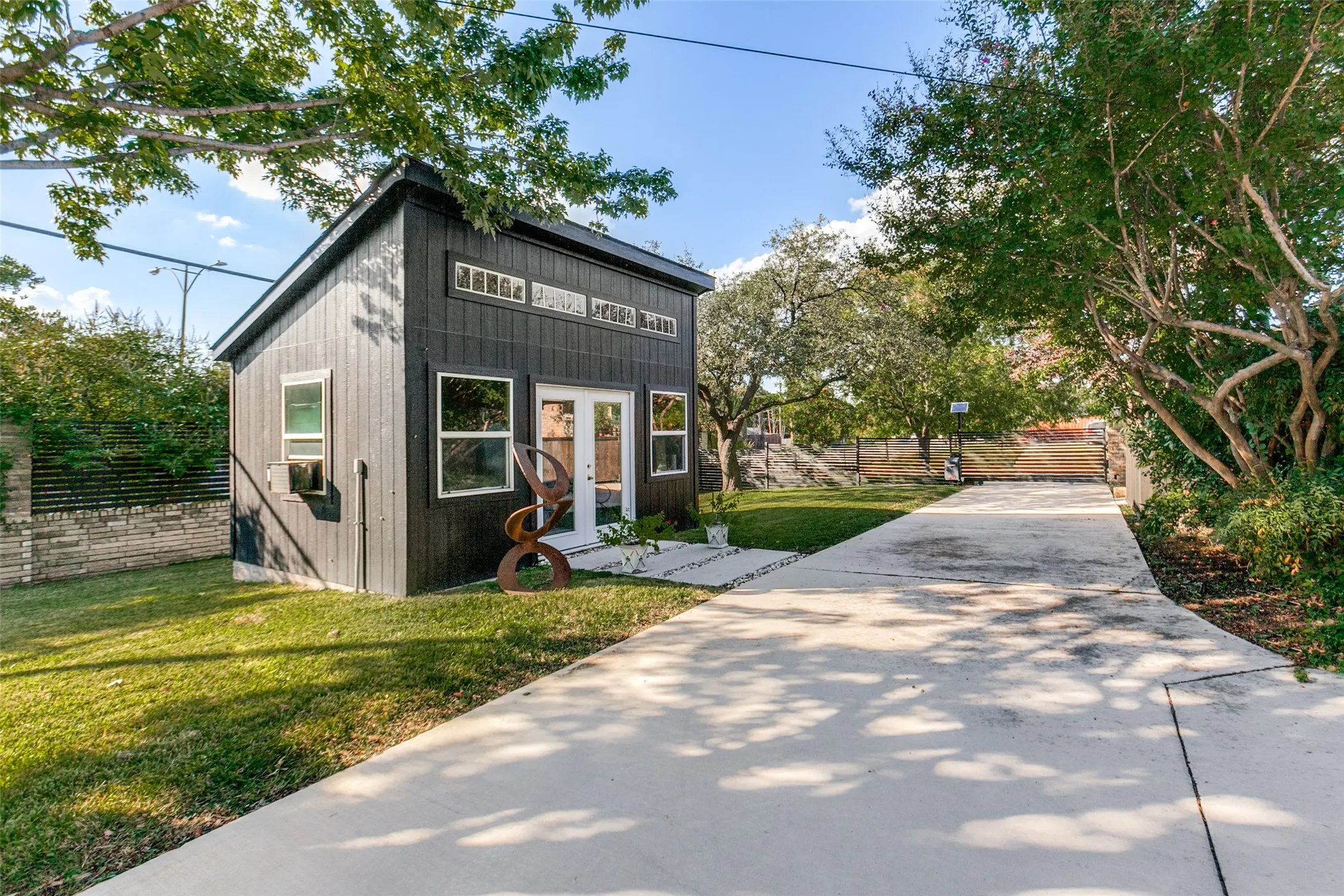 Single Family Residence For Sale in Dallas County , 3708 Jubilee Trail, Dallas, Texas 75229, 4 Bedroom, 4 Bathroom, 2 Garage spaces, 2,982 Sqft, built in 1972, Preowned, mls#21201706, Real Estate Agent in Dallas, Homes For Sale in Dallas county, Homes For Sale in Dallas, Realtor in Dallas Texas, Real Estate Brokerage Independent Realty Texas, Luminita Cordes Realtor