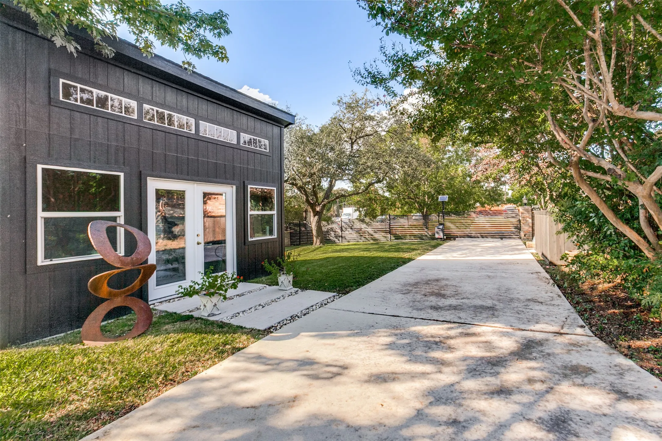 Single Family Residence For Sale in Dallas County , 3708 Jubilee Trail, Dallas, Texas 75229, 4 Bedroom, 4 Bathroom, 2 Garage spaces, 2,982 Sqft, built in 1972, Preowned, mls#21201706, Real Estate Agent in Dallas, Homes For Sale in Dallas county, Homes For Sale in Dallas, Realtor in Dallas Texas, Real Estate Brokerage Independent Realty Texas, Luminita Cordes Realtor