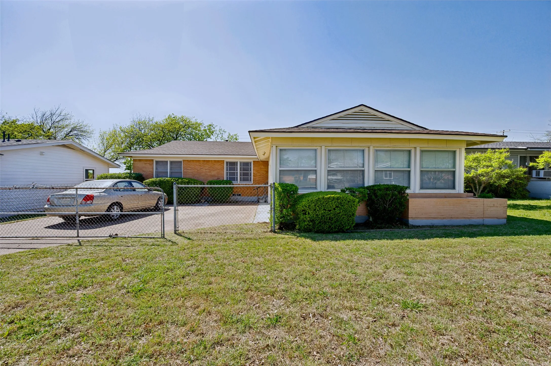Single Family Residence For Sale in Dallas County , 4123 Huckleberry Circle, Dallas, Texas 75216, 3 Bedroom, 2 Bathroom, 2 Garage spaces, 1,846 Sqft, built in 1955, mls#21202818, Real Estate Agent in Dallas, Homes For Sale in Dallas county, Homes For Sale in Dallas, Realtor in Dallas Texas, Real Estate Brokerage Independent Realty Texas, Luminita Cordes Realtor