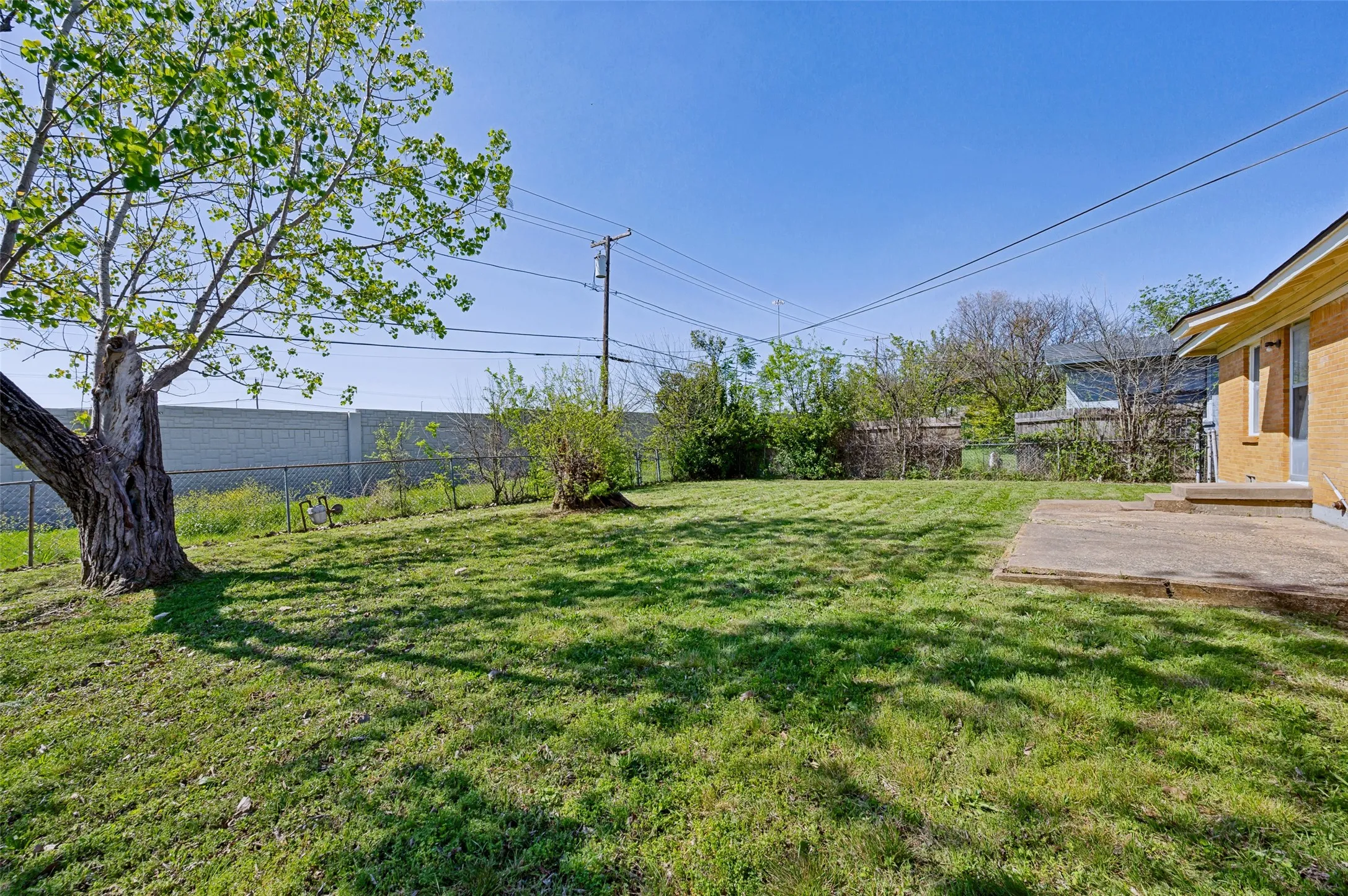 Single Family Residence For Sale in Dallas County , 4123 Huckleberry Circle, Dallas, Texas 75216, 3 Bedroom, 2 Bathroom, 2 Garage spaces, 1,846 Sqft, built in 1955, mls#21202818, Real Estate Agent in Dallas, Homes For Sale in Dallas county, Homes For Sale in Dallas, Realtor in Dallas Texas, Real Estate Brokerage Independent Realty Texas, Luminita Cordes Realtor