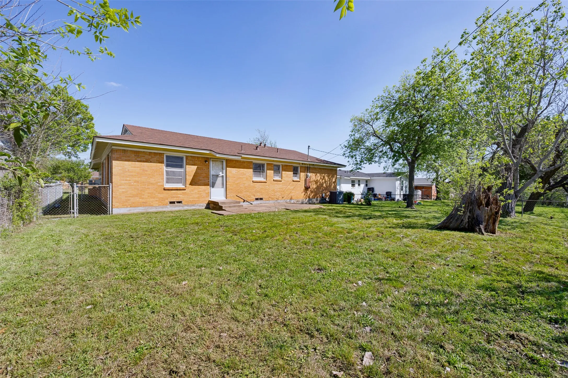 Single Family Residence For Sale in Dallas County , 4123 Huckleberry Circle, Dallas, Texas 75216, 3 Bedroom, 2 Bathroom, 2 Garage spaces, 1,846 Sqft, built in 1955, mls#21202818, Real Estate Agent in Dallas, Homes For Sale in Dallas county, Homes For Sale in Dallas, Realtor in Dallas Texas, Real Estate Brokerage Independent Realty Texas, Luminita Cordes Realtor