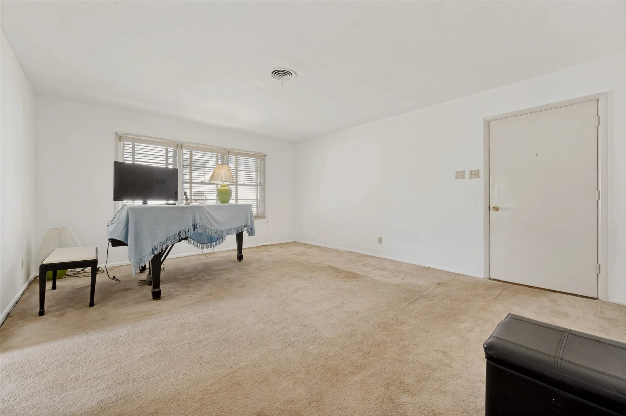 Single Family Residence For Sale in Dallas County , 4123 Huckleberry Circle, Dallas, Texas 75216, 3 Bedroom, 2 Bathroom, 2 Garage spaces, 1,846 Sqft, built in 1955, mls#21202818, Real Estate Agent in Dallas, Homes For Sale in Dallas county, Homes For Sale in Dallas, Realtor in Dallas Texas, Real Estate Brokerage Independent Realty Texas, Luminita Cordes Realtor