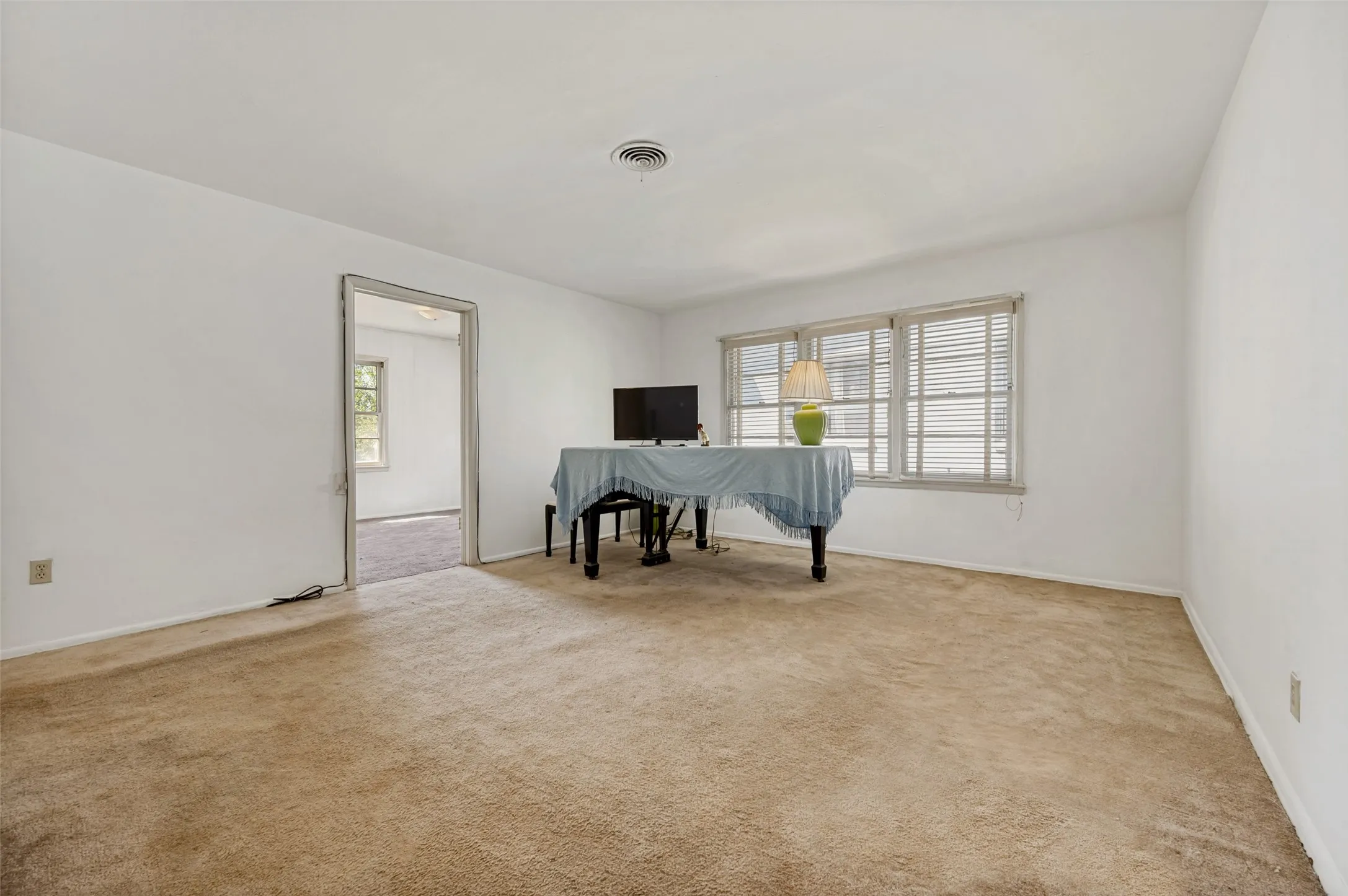 Single Family Residence For Sale in Dallas County , 4123 Huckleberry Circle, Dallas, Texas 75216, 3 Bedroom, 2 Bathroom, 2 Garage spaces, 1,846 Sqft, built in 1955, mls#21202818, Real Estate Agent in Dallas, Homes For Sale in Dallas county, Homes For Sale in Dallas, Realtor in Dallas Texas, Real Estate Brokerage Independent Realty Texas, Luminita Cordes Realtor