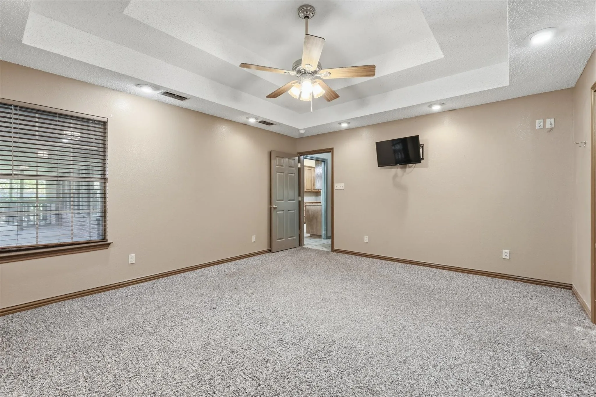 Unfurnished room with a ceiling fan, carpet, and recessed lighting