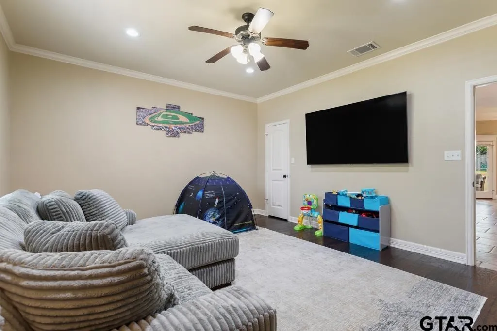 Single Family Residence For Sale in Smith County , 19551 Sandhill Lane, Flint, Texas 75762, 5 Bedroom, 3 Bathroom, 2 Garage spaces, 2,733 Sqft, built in 2013, mls#21202908, Real Estate Agent in Flint, Homes For Sale in Smith county, Homes For Sale in Flint, Realtor in Flint Texas, Real Estate Brokerage Independent Realty Texas, Luminita Cordes Realtor