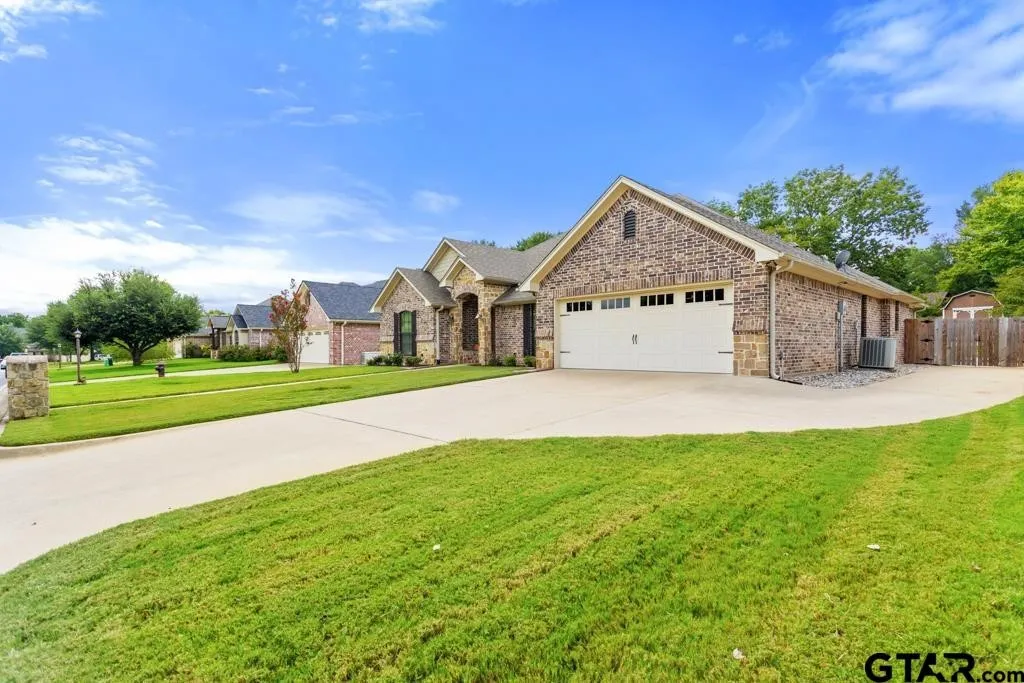 Single Family Residence For Sale in Smith County , 19551 Sandhill Lane, Flint, Texas 75762, 5 Bedroom, 3 Bathroom, 2 Garage spaces, 2,733 Sqft, built in 2013, mls#21202908, Real Estate Agent in Flint, Homes For Sale in Smith county, Homes For Sale in Flint, Realtor in Flint Texas, Real Estate Brokerage Independent Realty Texas, Luminita Cordes Realtor