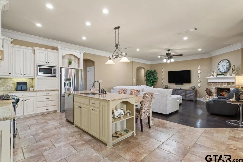 Single Family Residence For Sale in Smith County , 19551 Sandhill Lane, Flint, Texas 75762, 5 Bedroom, 3 Bathroom, 2 Garage spaces, 2,733 Sqft, built in 2013, mls#21202908, Real Estate Agent in Flint, Homes For Sale in Smith county, Homes For Sale in Flint, Realtor in Flint Texas, Real Estate Brokerage Independent Realty Texas, Luminita Cordes Realtor