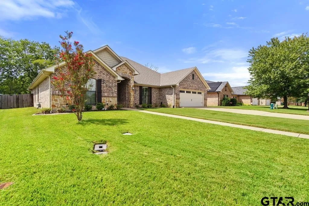 Single Family Residence For Sale in Smith County , 19551 Sandhill Lane, Flint, Texas 75762, 5 Bedroom, 3 Bathroom, 2 Garage spaces, 2,733 Sqft, built in 2013, mls#21202908, Real Estate Agent in Flint, Homes For Sale in Smith county, Homes For Sale in Flint, Realtor in Flint Texas, Real Estate Brokerage Independent Realty Texas, Luminita Cordes Realtor