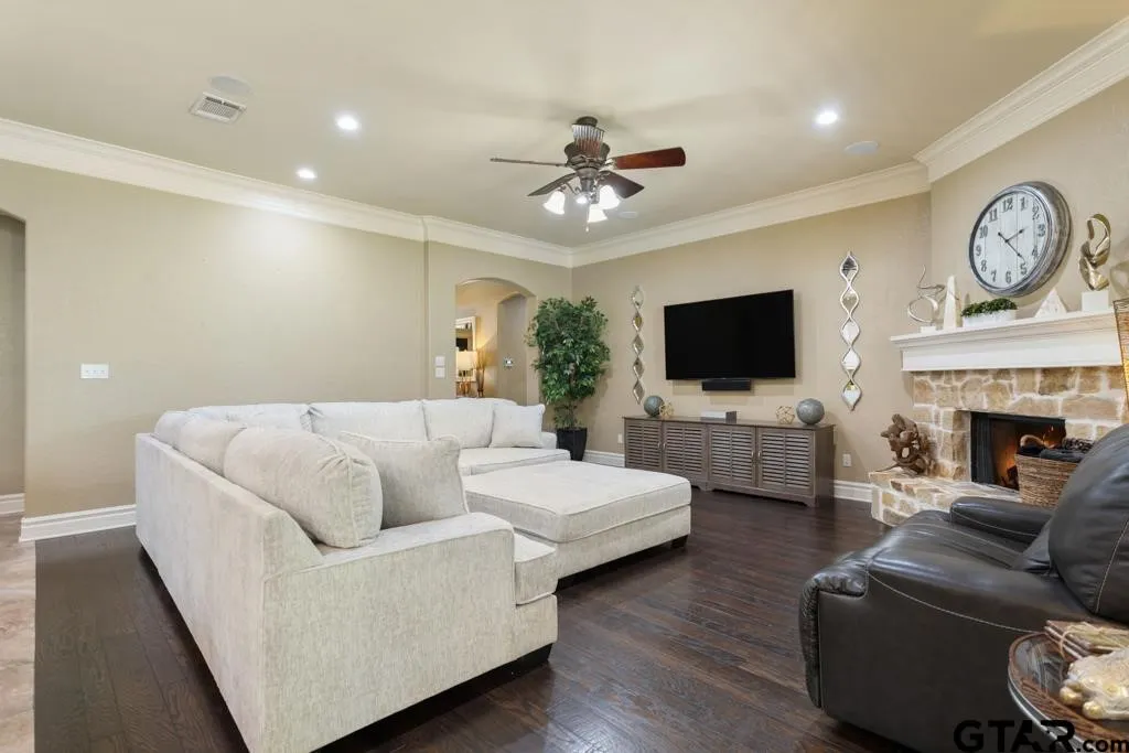 Single Family Residence For Sale in Smith County , 19551 Sandhill Lane, Flint, Texas 75762, 5 Bedroom, 3 Bathroom, 2 Garage spaces, 2,733 Sqft, built in 2013, mls#21202908, Real Estate Agent in Flint, Homes For Sale in Smith county, Homes For Sale in Flint, Realtor in Flint Texas, Real Estate Brokerage Independent Realty Texas, Luminita Cordes Realtor