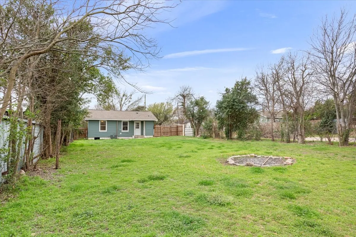 Single Family Residence For Sale in Mc Lennan County , 1400 Connally Street, Waco, Texas 76711, 2 Bedroom, 1 Bathroom, Garage spaces, 796 Sqft, built in 1949, mls#21200622, Real Estate Agent in Waco, Homes For Sale in Mc Lennan county, Homes For Sale in Waco, Realtor in Waco Texas, Real Estate Brokerage Independent Realty Texas, Luminita Cordes Realtor