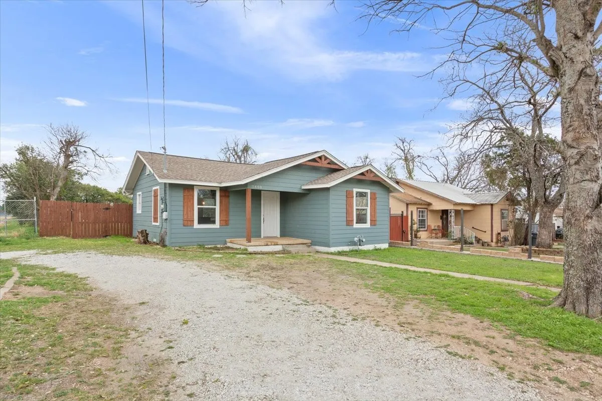Single Family Residence For Sale in Mc Lennan County , 1400 Connally Street, Waco, Texas 76711, 2 Bedroom, 1 Bathroom, Garage spaces, 796 Sqft, built in 1949, mls#21200622, Real Estate Agent in Waco, Homes For Sale in Mc Lennan county, Homes For Sale in Waco, Realtor in Waco Texas, Real Estate Brokerage Independent Realty Texas, Luminita Cordes Realtor