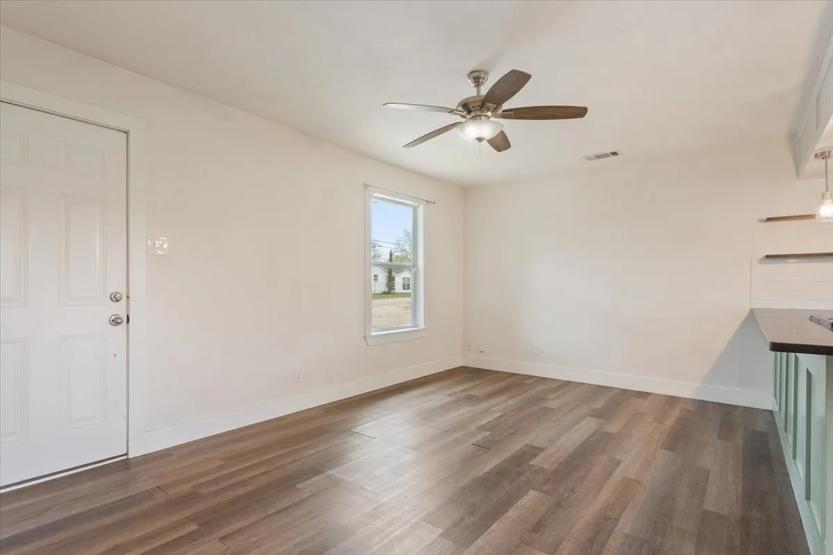 Single Family Residence For Sale in Mc Lennan County , 1400 Connally Street, Waco, Texas 76711, 2 Bedroom, 1 Bathroom, Garage spaces, 796 Sqft, built in 1949, mls#21200622, Real Estate Agent in Waco, Homes For Sale in Mc Lennan county, Homes For Sale in Waco, Realtor in Waco Texas, Real Estate Brokerage Independent Realty Texas, Luminita Cordes Realtor