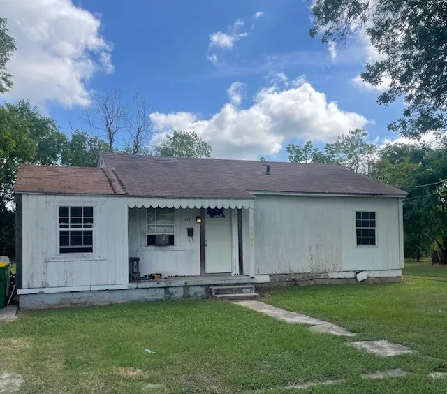 Single Family Residence For Sale in Limestone County , 527 E Yeagua Street, Groesbeck, Texas 76642, 2 Bedroom, 1 Bathroom, Garage spaces, 848 Sqft, built in 1956, mls#21202933, Real Estate Agent in Groesbeck, Homes For Sale in Limestone county, Homes For Sale in Groesbeck, Realtor in Groesbeck Texas, Real Estate Brokerage Independent Realty Texas, Luminita Cordes Realtor