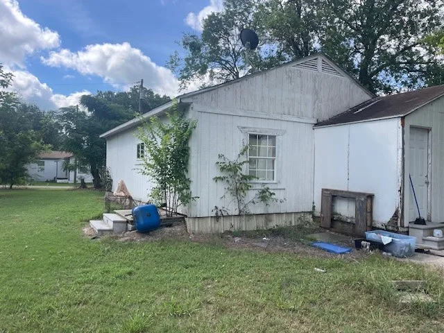 Single Family Residence For Sale in Limestone County , 527 E Yeagua Street, Groesbeck, Texas 76642, 2 Bedroom, 1 Bathroom, Garage spaces, 848 Sqft, built in 1956, mls#21202933, Real Estate Agent in Groesbeck, Homes For Sale in Limestone county, Homes For Sale in Groesbeck, Realtor in Groesbeck Texas, Real Estate Brokerage Independent Realty Texas, Luminita Cordes Realtor