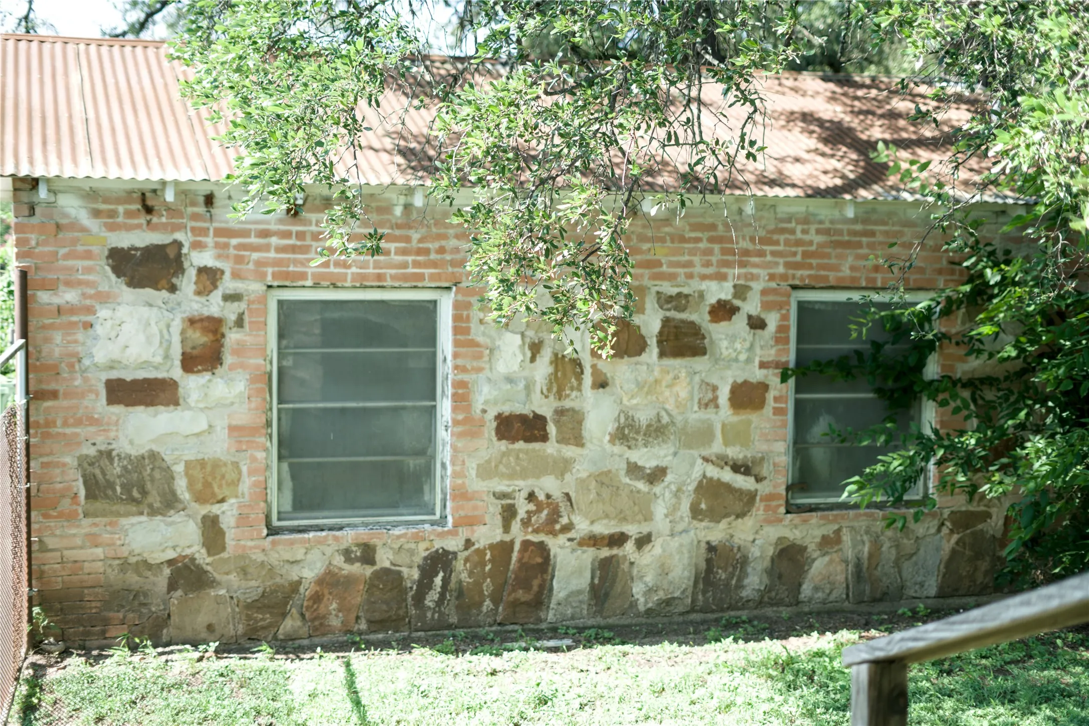Single Family Residence For Sale in San Saba County , 403 S Live Oak Street, San Saba, Texas 76877, 1 Bedroom, 1 Bathroom, Garage spaces, 830 Sqft, built in 2011, mls#21203010, Real Estate Agent in San Saba, Homes For Sale in San Saba county, Homes For Sale in San Saba, Realtor in San Saba Texas, Real Estate Brokerage Independent Realty Texas, Luminita Cordes Realtor