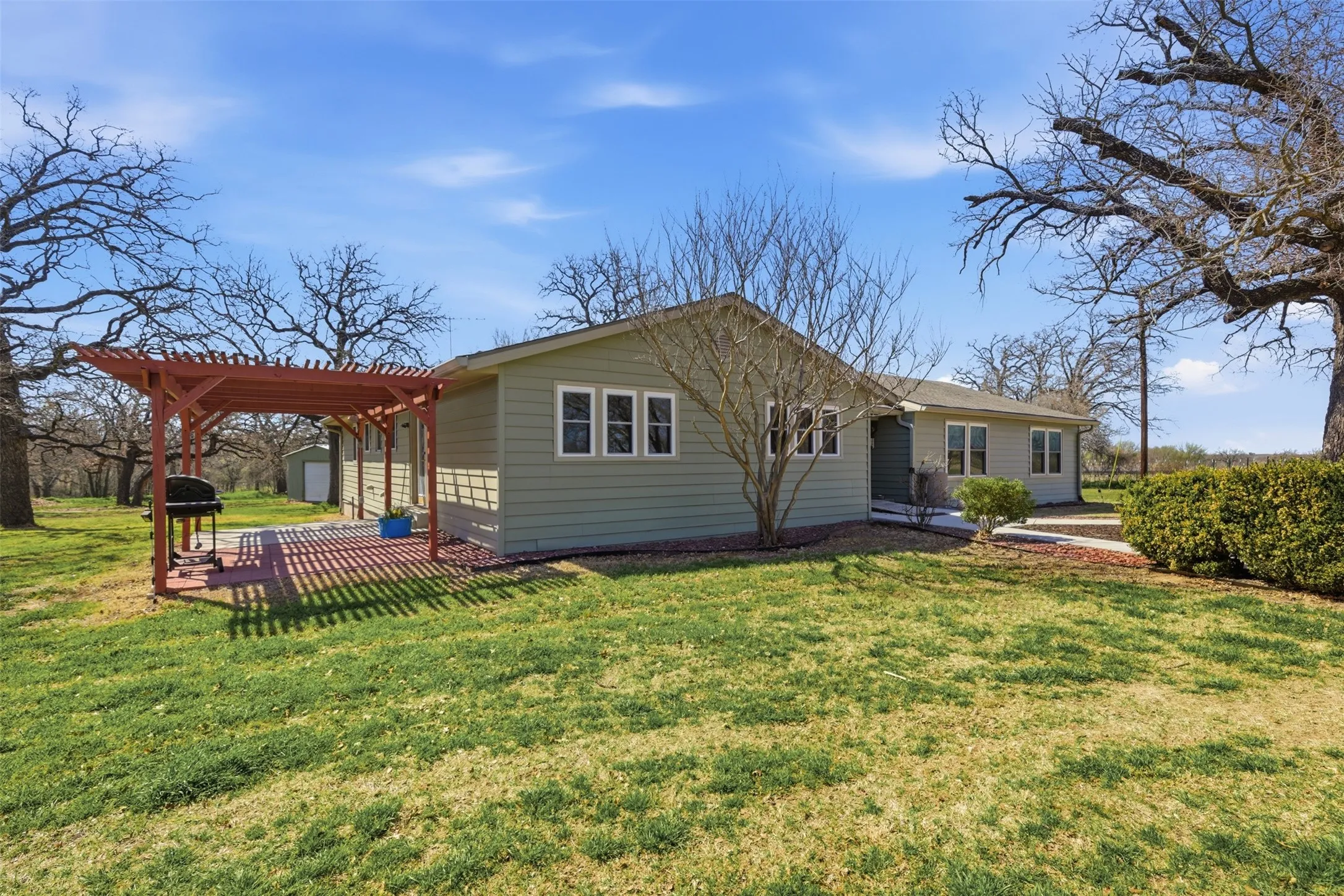 Side deck with pergola