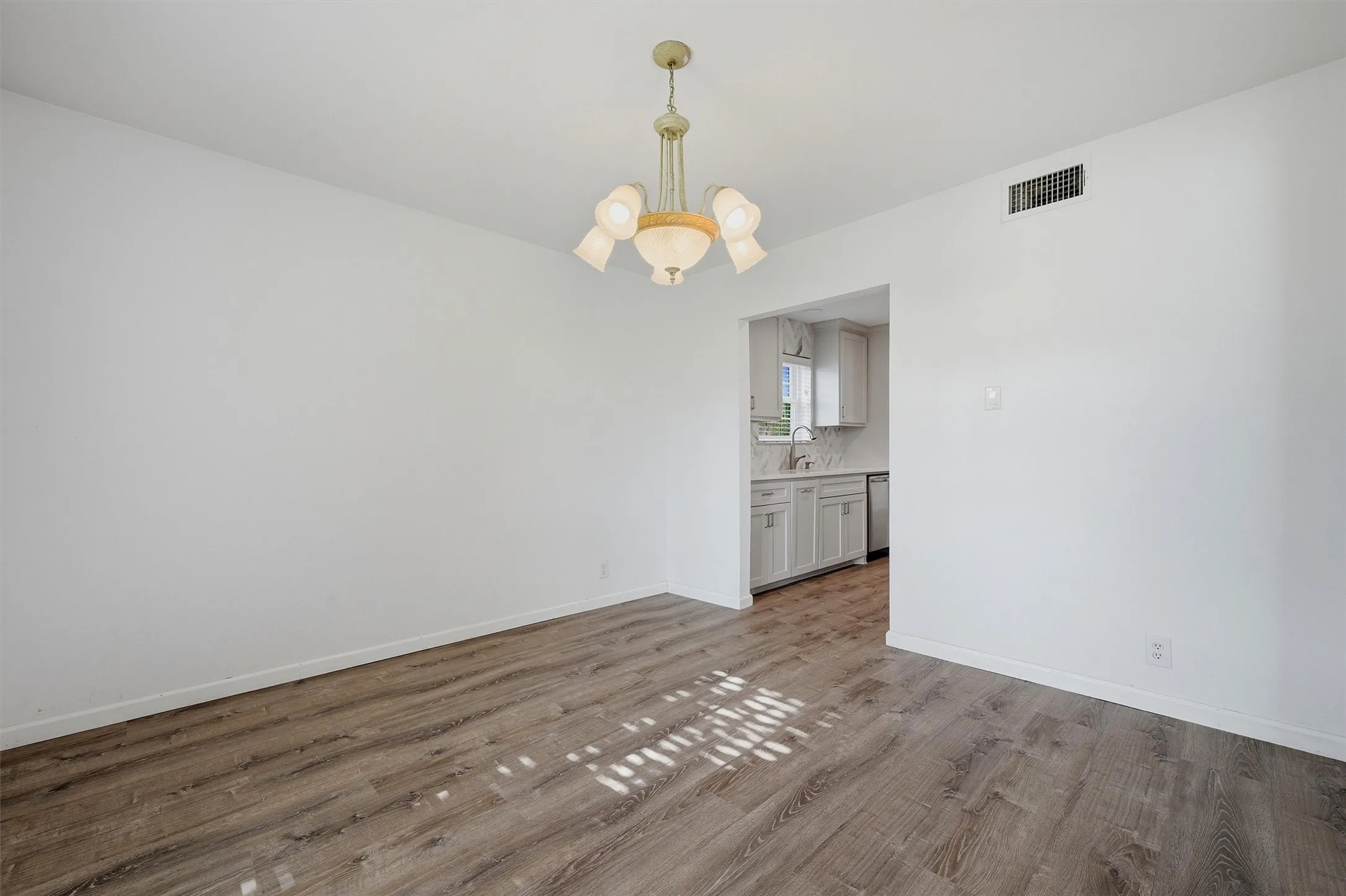 Single Family Residence For Sale in Grayson County , 720 Blanton Drive, Sherman, Texas 75092, 4 Bedroom, 2 Bathroom, 2 Garage spaces, 2,666 Sqft, built in 1980, Preowned, Price $379,000, mls#21196619, Real Estate Agent in Sherman, Homes For Sale in Grayson county, Homes For Sale in Sherman, Realtor in Sherman Texas, Real Estate Brokerage Independent Realty Texas, Luminita Cordes Realtor