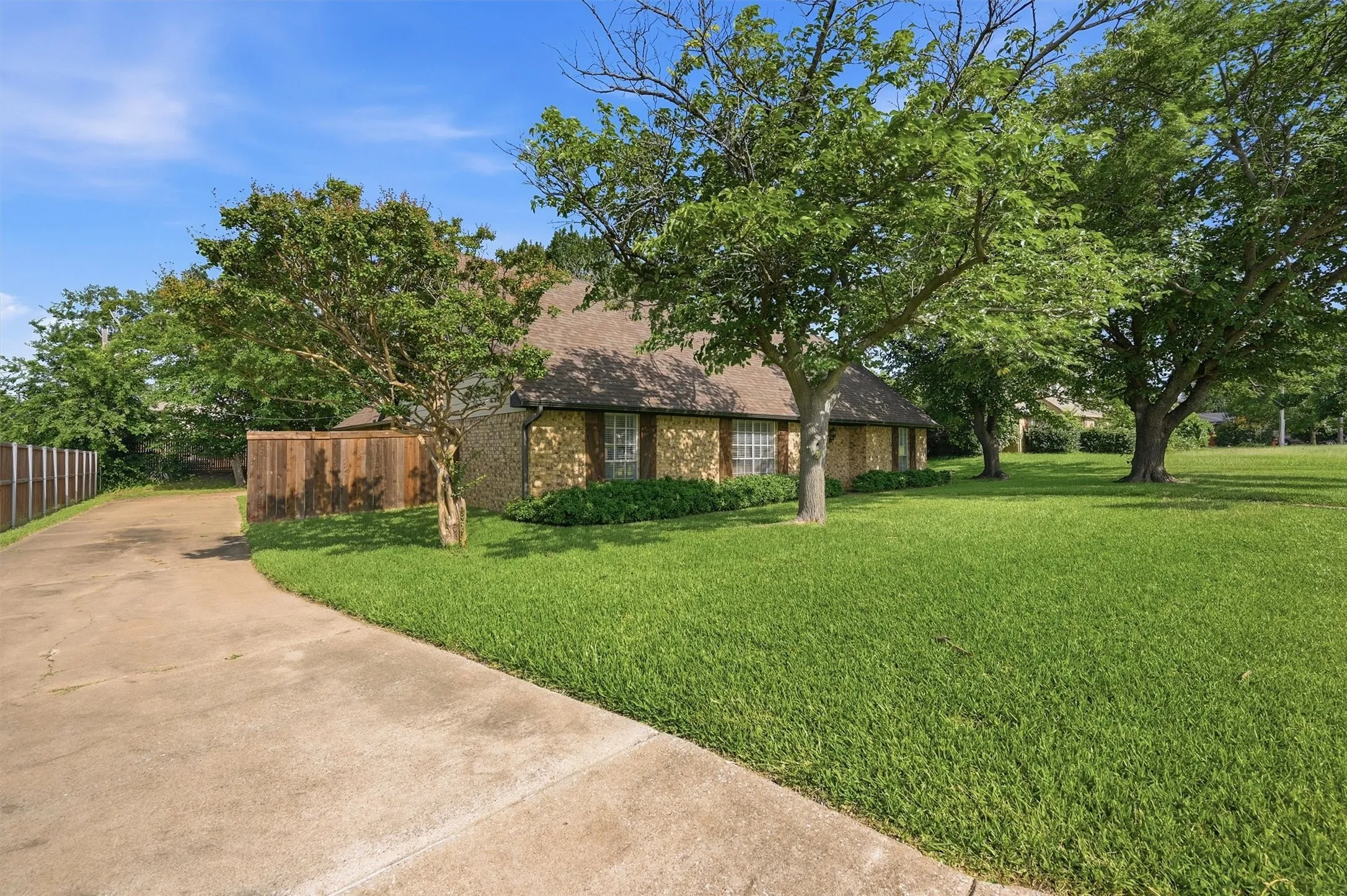 Single Family Residence For Sale in Grayson County , 720 Blanton Drive, Sherman, Texas 75092, 4 Bedroom, 2 Bathroom, 2 Garage spaces, 2,666 Sqft, built in 1980, Preowned, Price $379,000, mls#21196619, Real Estate Agent in Sherman, Homes For Sale in Grayson county, Homes For Sale in Sherman, Realtor in Sherman Texas, Real Estate Brokerage Independent Realty Texas, Luminita Cordes Realtor