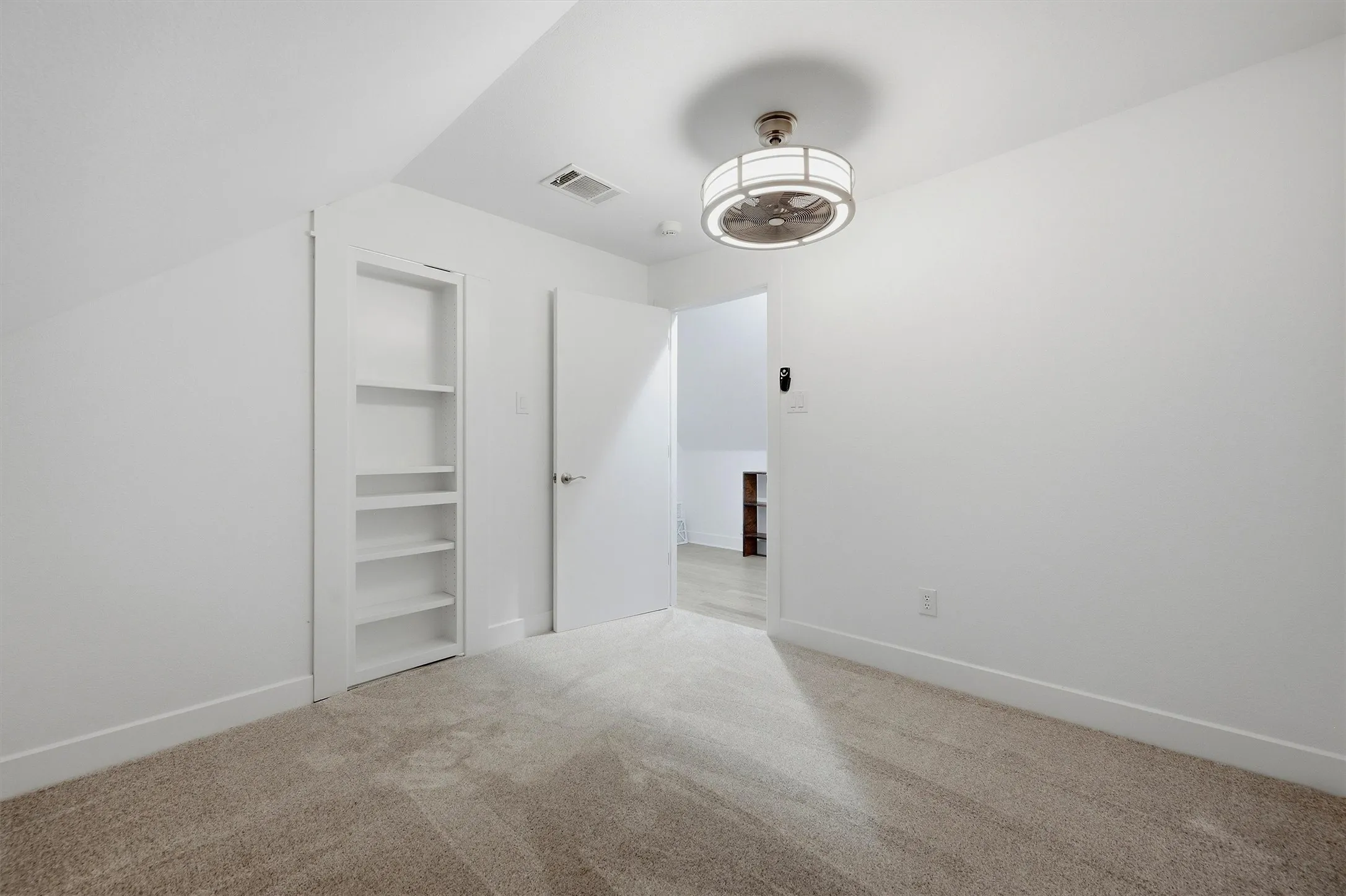 Single Family Residence For Sale in Grayson County , 720 Blanton Drive, Sherman, Texas 75092, 4 Bedroom, 2 Bathroom, 2 Garage spaces, 2,666 Sqft, built in 1980, Preowned, Price $379,000, mls#21196619, Real Estate Agent in Sherman, Homes For Sale in Grayson county, Homes For Sale in Sherman, Realtor in Sherman Texas, Real Estate Brokerage Independent Realty Texas, Luminita Cordes Realtor