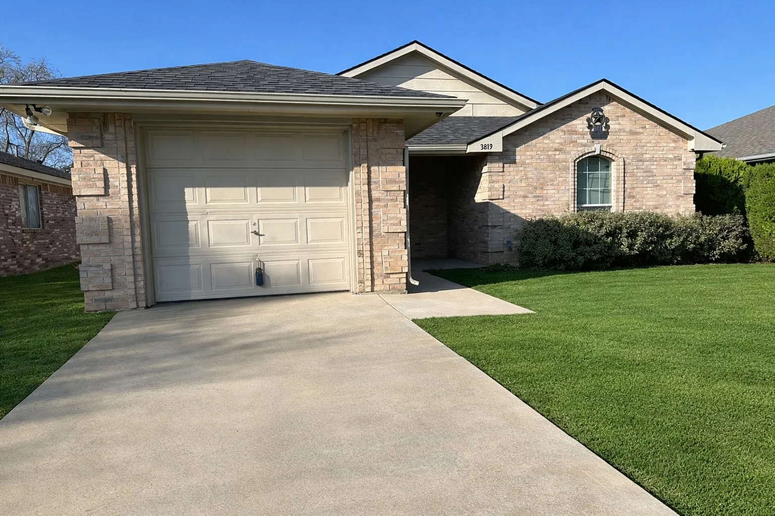 Single Family Residence For Sale in Dallas County , 3819 Kiest Valley Court, Dallas, Texas 75233, 3 Bedroom, 2 Bathroom, 1 Garage spaces, 1,273 Sqft, built in 2005, mls#21202702, Real Estate Agent in Dallas, Homes For Sale in Dallas county, Homes For Sale in Dallas, Realtor in Dallas Texas, Real Estate Brokerage Independent Realty Texas, Luminita Cordes Realtor