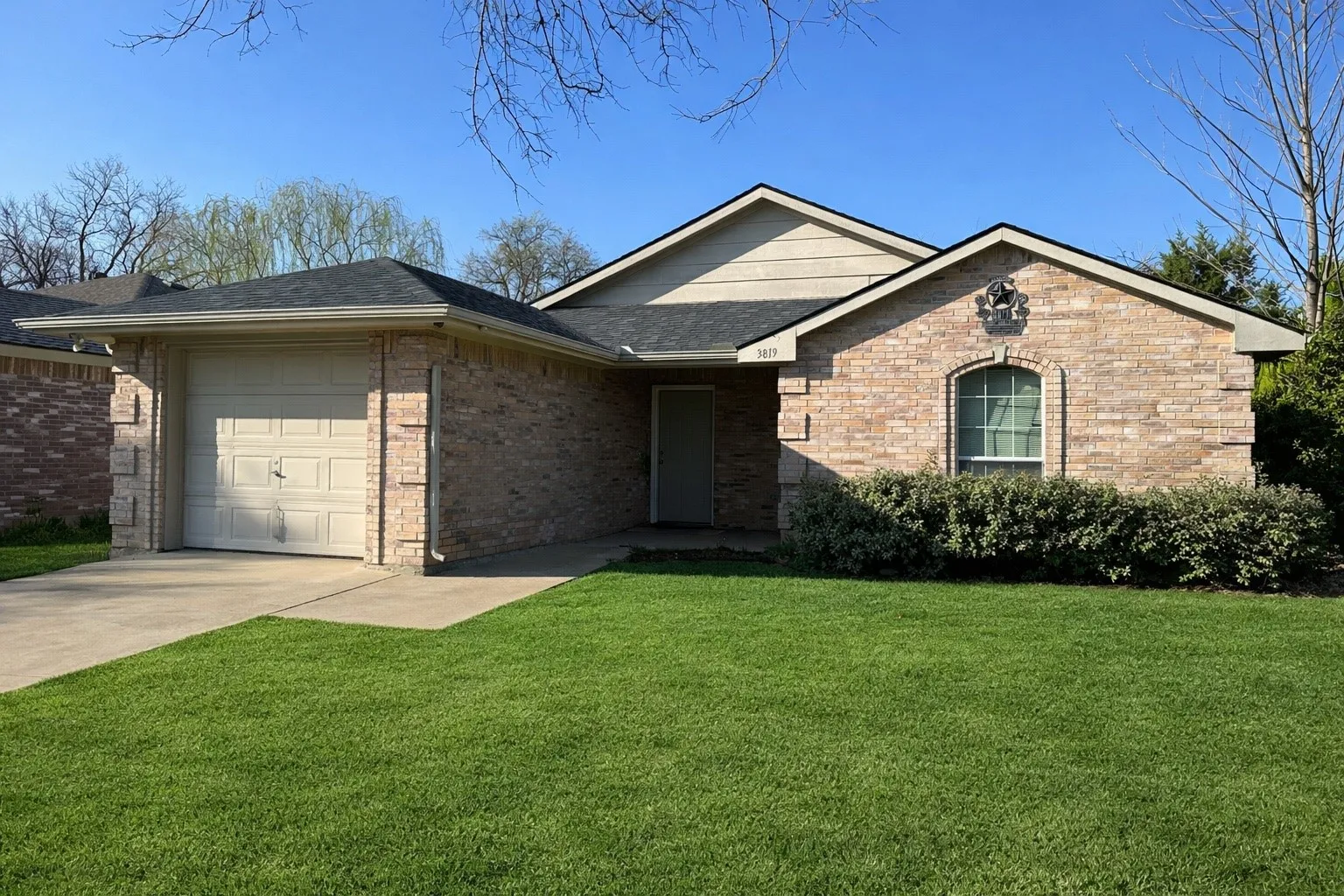 Single Family Residence For Sale in Dallas County , 3819 Kiest Valley Court, Dallas, Texas 75233, 3 Bedroom, 2 Bathroom, 1 Garage spaces, 1,273 Sqft, built in 2005, mls#21202702, Real Estate Agent in Dallas, Homes For Sale in Dallas county, Homes For Sale in Dallas, Realtor in Dallas Texas, Real Estate Brokerage Independent Realty Texas, Luminita Cordes Realtor