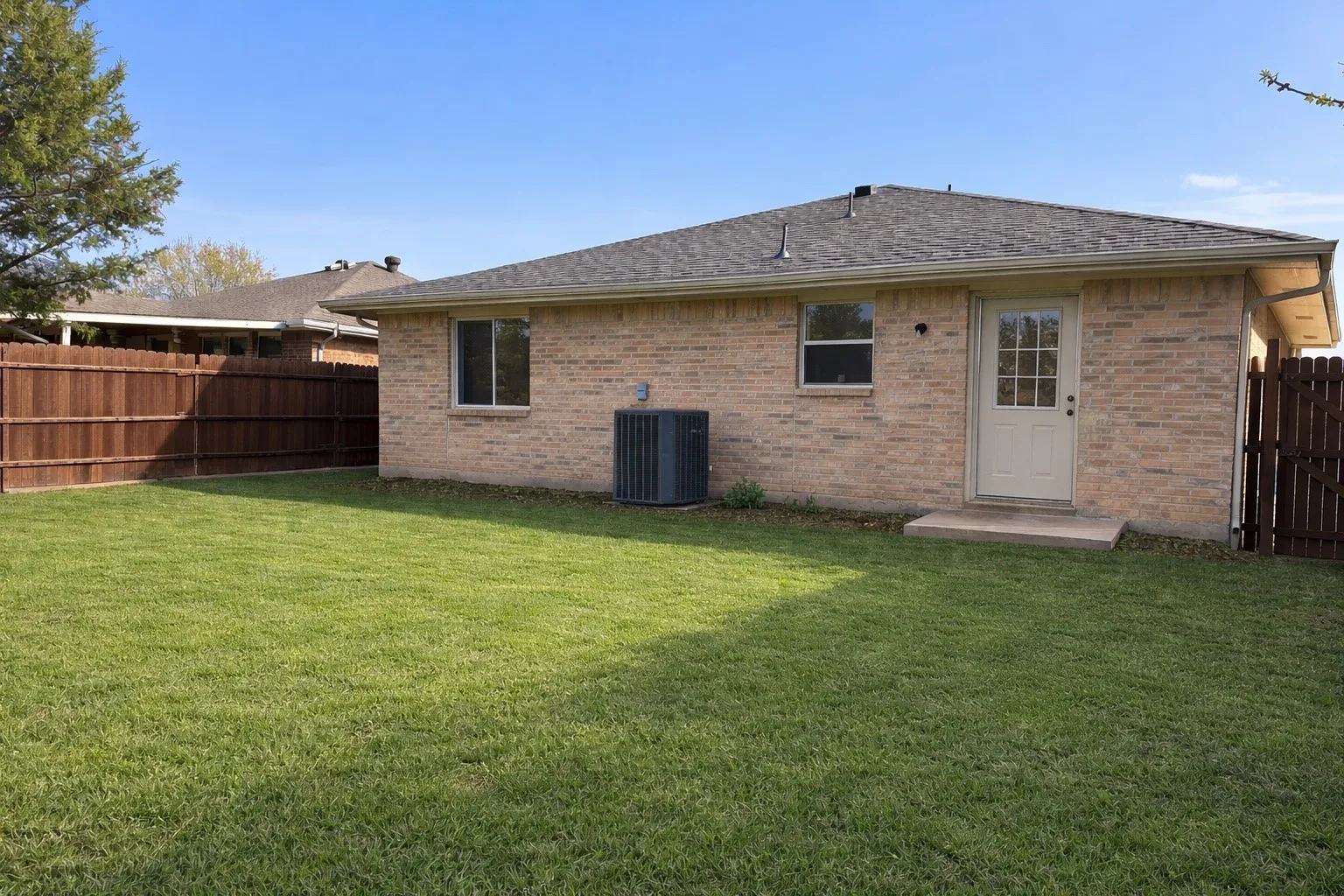 Single Family Residence For Sale in Dallas County , 3819 Kiest Valley Court, Dallas, Texas 75233, 3 Bedroom, 2 Bathroom, 1 Garage spaces, 1,273 Sqft, built in 2005, mls#21202702, Real Estate Agent in Dallas, Homes For Sale in Dallas county, Homes For Sale in Dallas, Realtor in Dallas Texas, Real Estate Brokerage Independent Realty Texas, Luminita Cordes Realtor