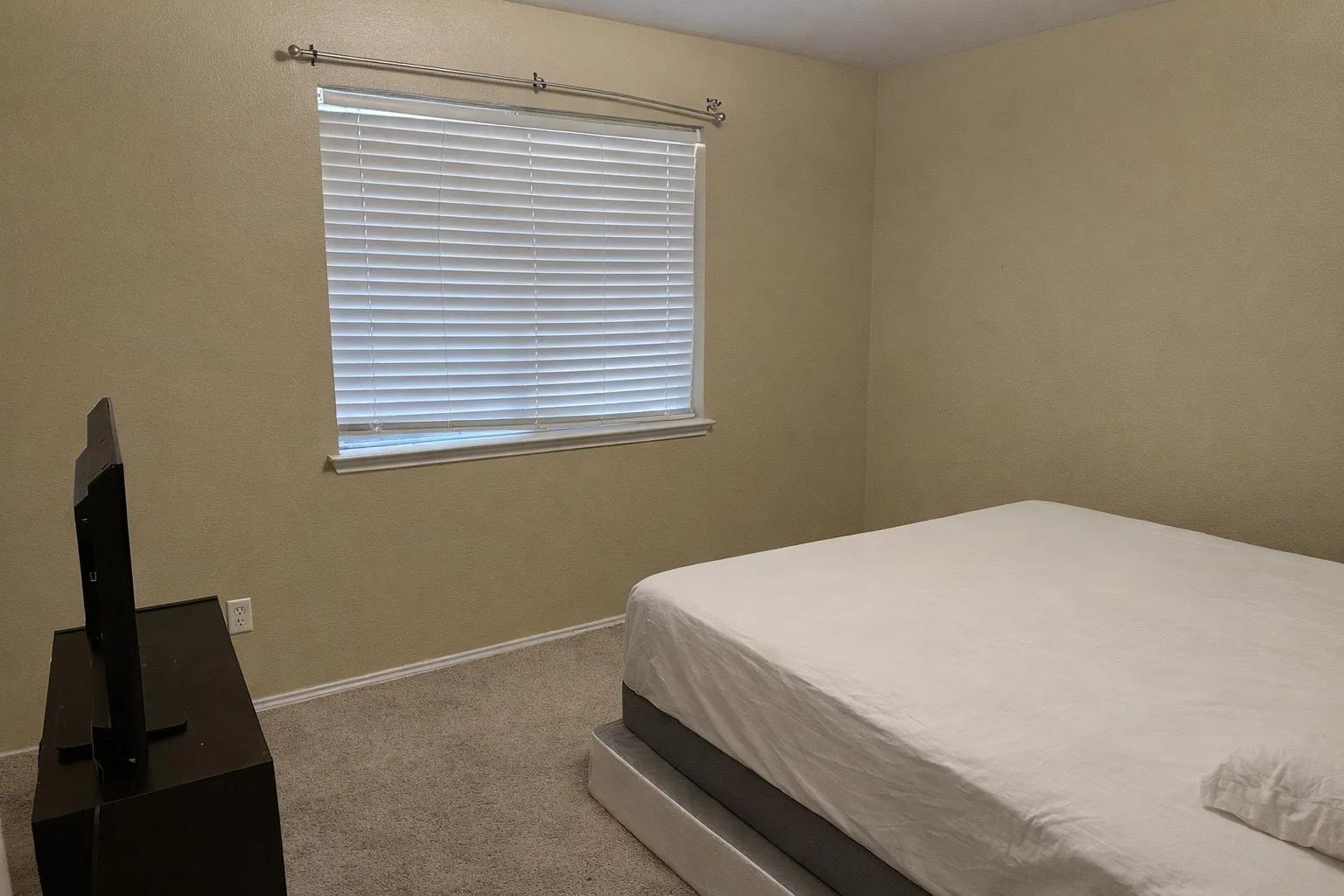 Single Family Residence For Sale in Dallas County , 3819 Kiest Valley Court, Dallas, Texas 75233, 3 Bedroom, 2 Bathroom, 1 Garage spaces, 1,273 Sqft, built in 2005, mls#21202702, Real Estate Agent in Dallas, Homes For Sale in Dallas county, Homes For Sale in Dallas, Realtor in Dallas Texas, Real Estate Brokerage Independent Realty Texas, Luminita Cordes Realtor