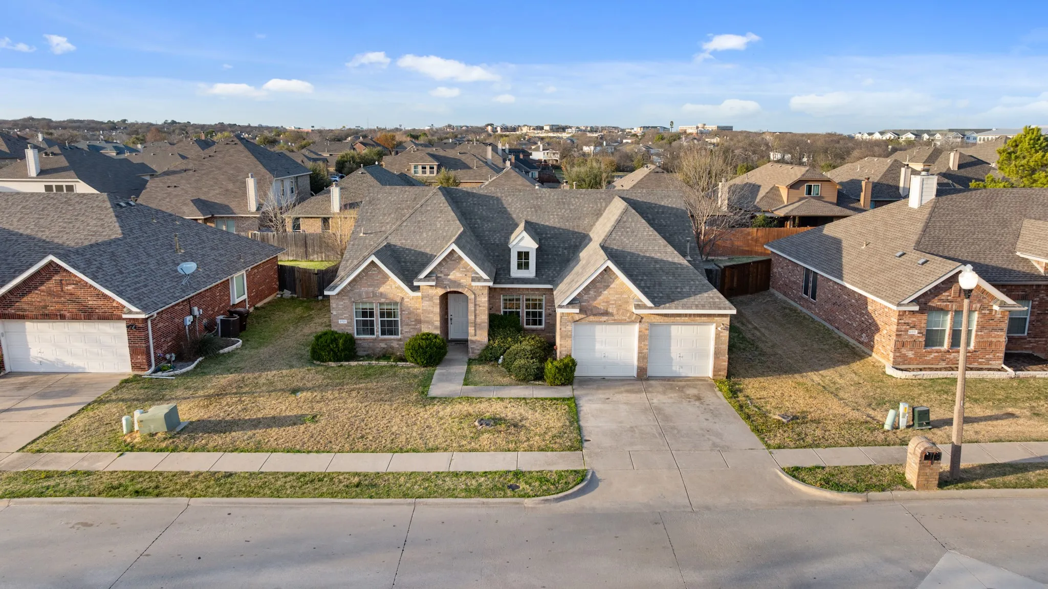 Single Family Residence For Sale in Denton County , 2721 Clubhouse Drive, Denton, Texas 76210, 4 Bedroom, 2 Bathroom, 2 Garage spaces, 2,330 Sqft, built in 2004, Preowned, mls#21199293, Real Estate Agent in Denton, Homes For Sale in Denton county, Homes For Sale in Denton, Realtor in Denton Texas, Real Estate Brokerage Independent Realty Texas, Luminita Cordes Realtor