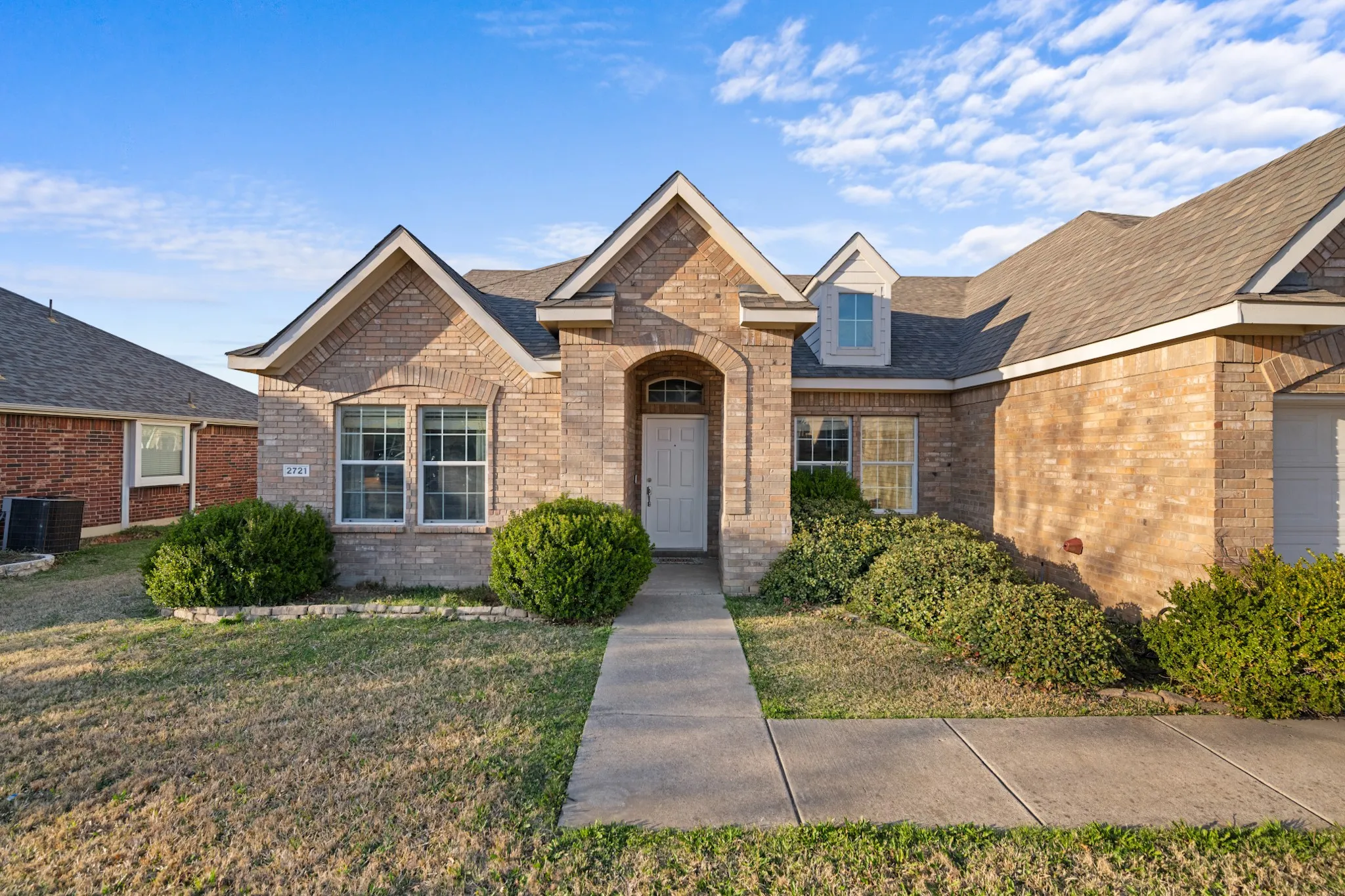 Single Family Residence For Sale in Denton County , 2721 Clubhouse Drive, Denton, Texas 76210, 4 Bedroom, 2 Bathroom, 2 Garage spaces, 2,330 Sqft, built in 2004, Preowned, mls#21199293, Real Estate Agent in Denton, Homes For Sale in Denton county, Homes For Sale in Denton, Realtor in Denton Texas, Real Estate Brokerage Independent Realty Texas, Luminita Cordes Realtor
