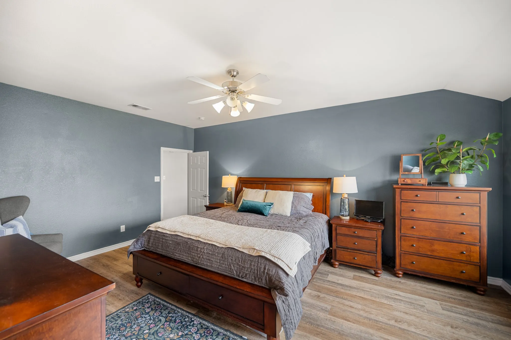 Single Family Residence For Sale in Denton County , 2721 Clubhouse Drive, Denton, Texas 76210, 4 Bedroom, 2 Bathroom, 2 Garage spaces, 2,330 Sqft, built in 2004, Preowned, mls#21199293, Real Estate Agent in Denton, Homes For Sale in Denton county, Homes For Sale in Denton, Realtor in Denton Texas, Real Estate Brokerage Independent Realty Texas, Luminita Cordes Realtor