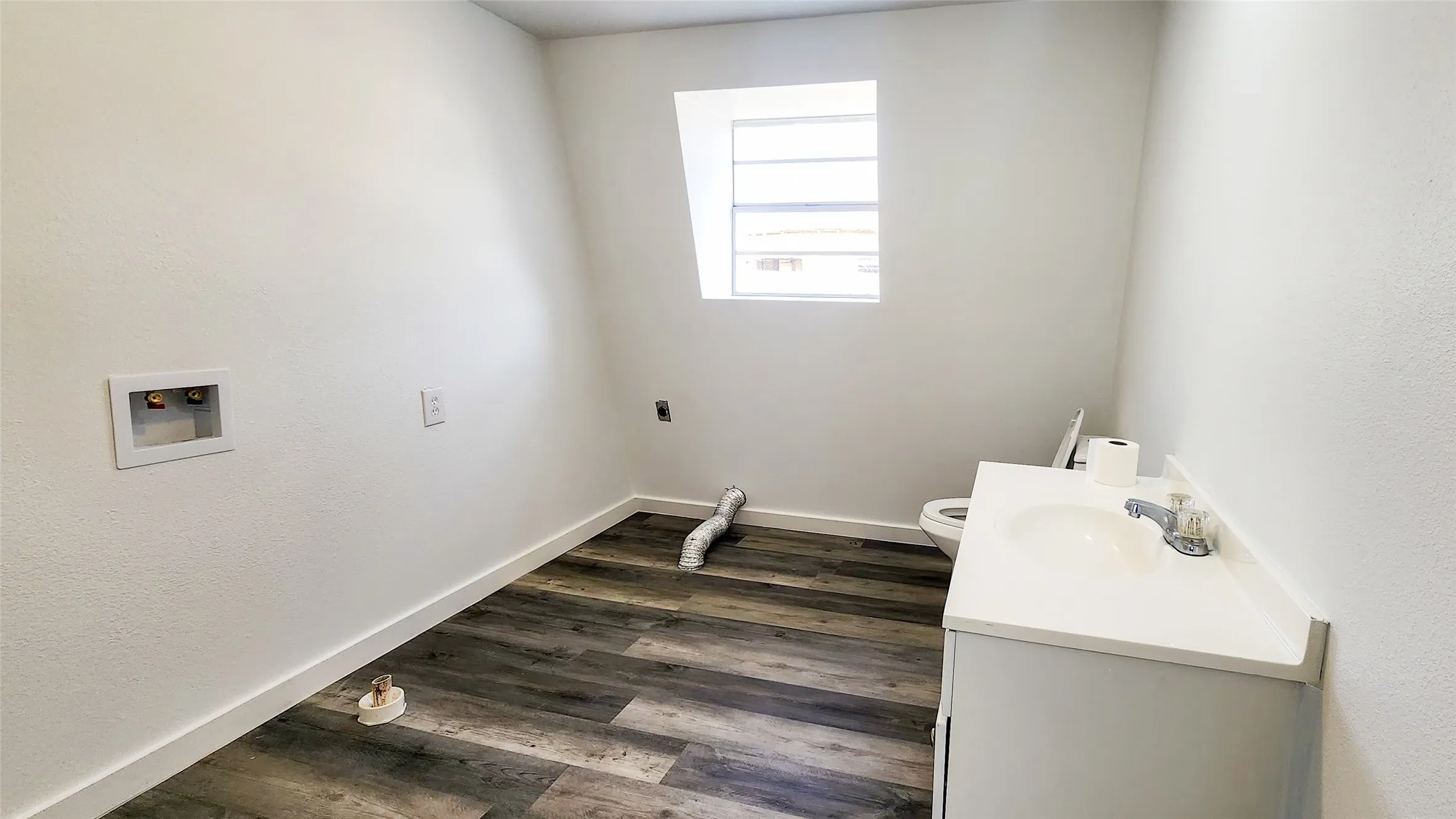 Single Family Residence For Sale in Runnels County , 401 E Pierce Street, Winters, Texas 79567, 4 Bedroom, 3 Bathroom, Garage spaces, 3,216 Sqft, built in 1983, Preowned, mls#21202142, Real Estate Agent in Winters, Homes For Sale in Runnels county, Homes For Sale in Winters, Realtor in Winters Texas, Real Estate Brokerage Independent Realty Texas, Luminita Cordes Realtor